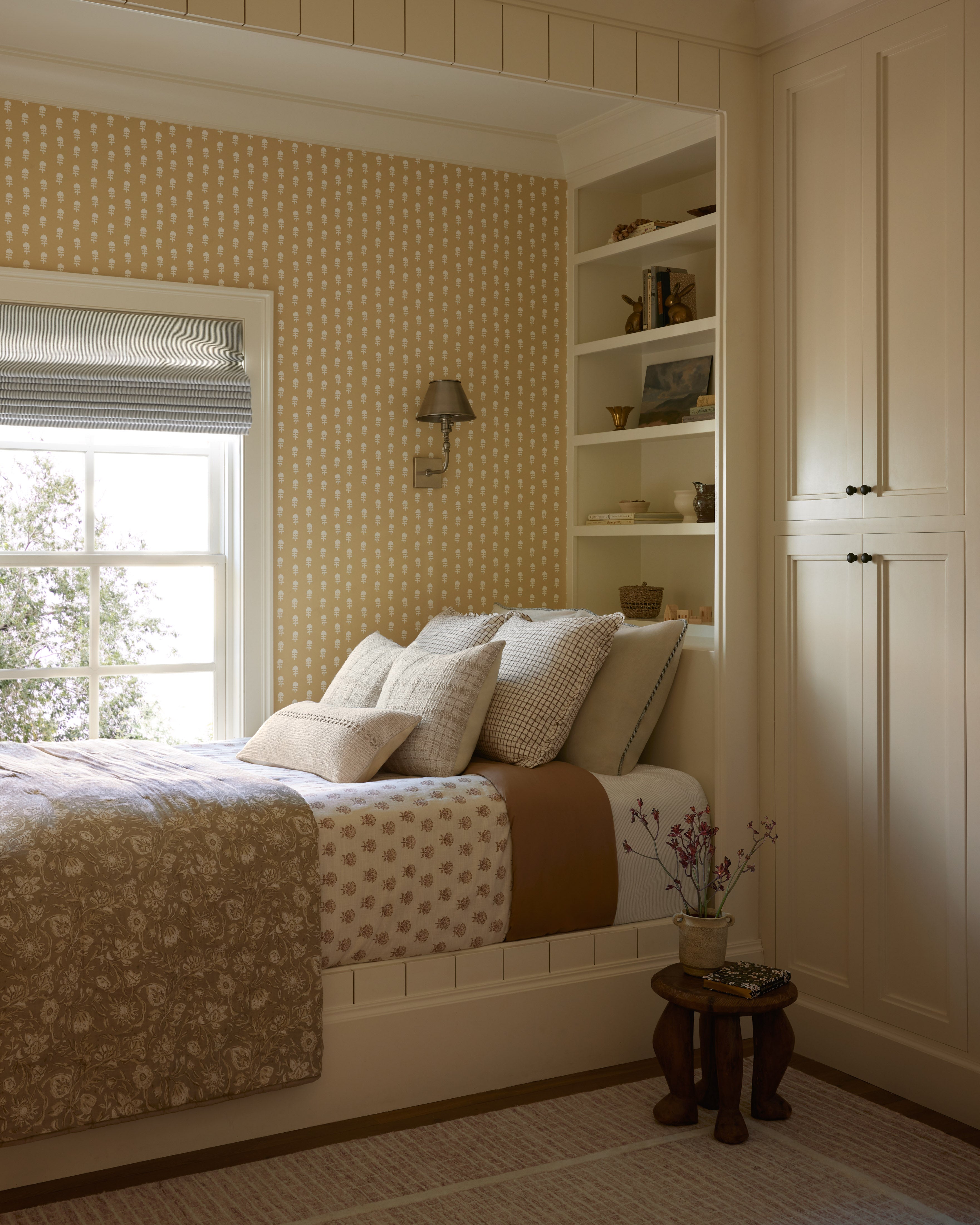 Chris Loves Julia x Loloi Harvey Ivory Pillow - Image 3