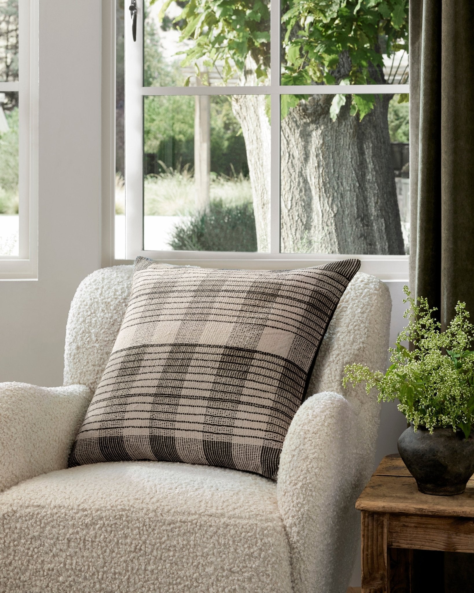 Amber Lewis x Loloi PAL0009 Ivory / Black Pillow White Cliff Studio Throw Pillows