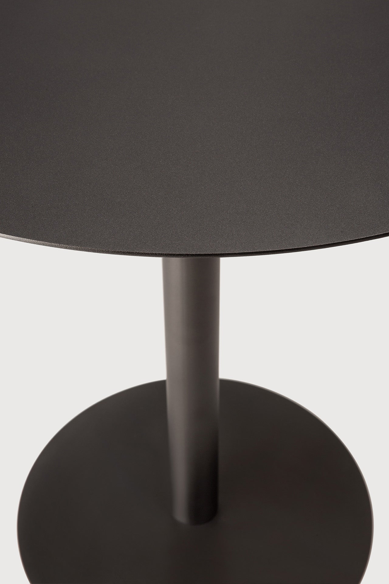 Blend dining table - metal top - Dark Bronze - Dark Bronze base - round White Cliff Studio Dining Table