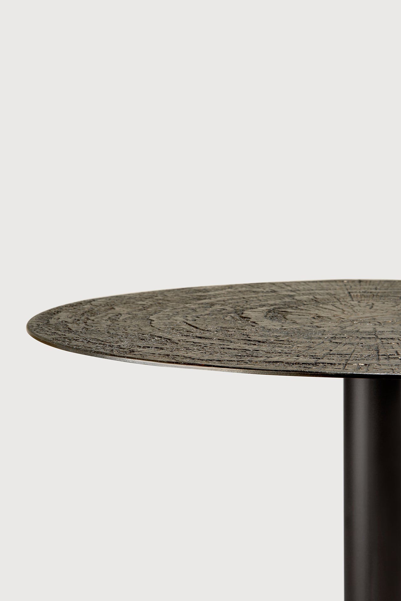 Blend dining table - varnished Minerals top - Ray Whisky - Dark Bronze base - round White Cliff Studio Dining Table