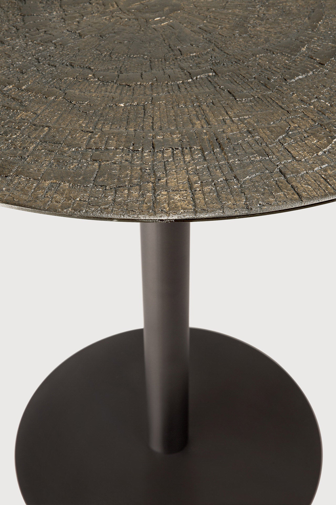 Blend dining table - varnished Minerals top - Ray Whisky - Dark Bronze base - round White Cliff Studio Dining Table
