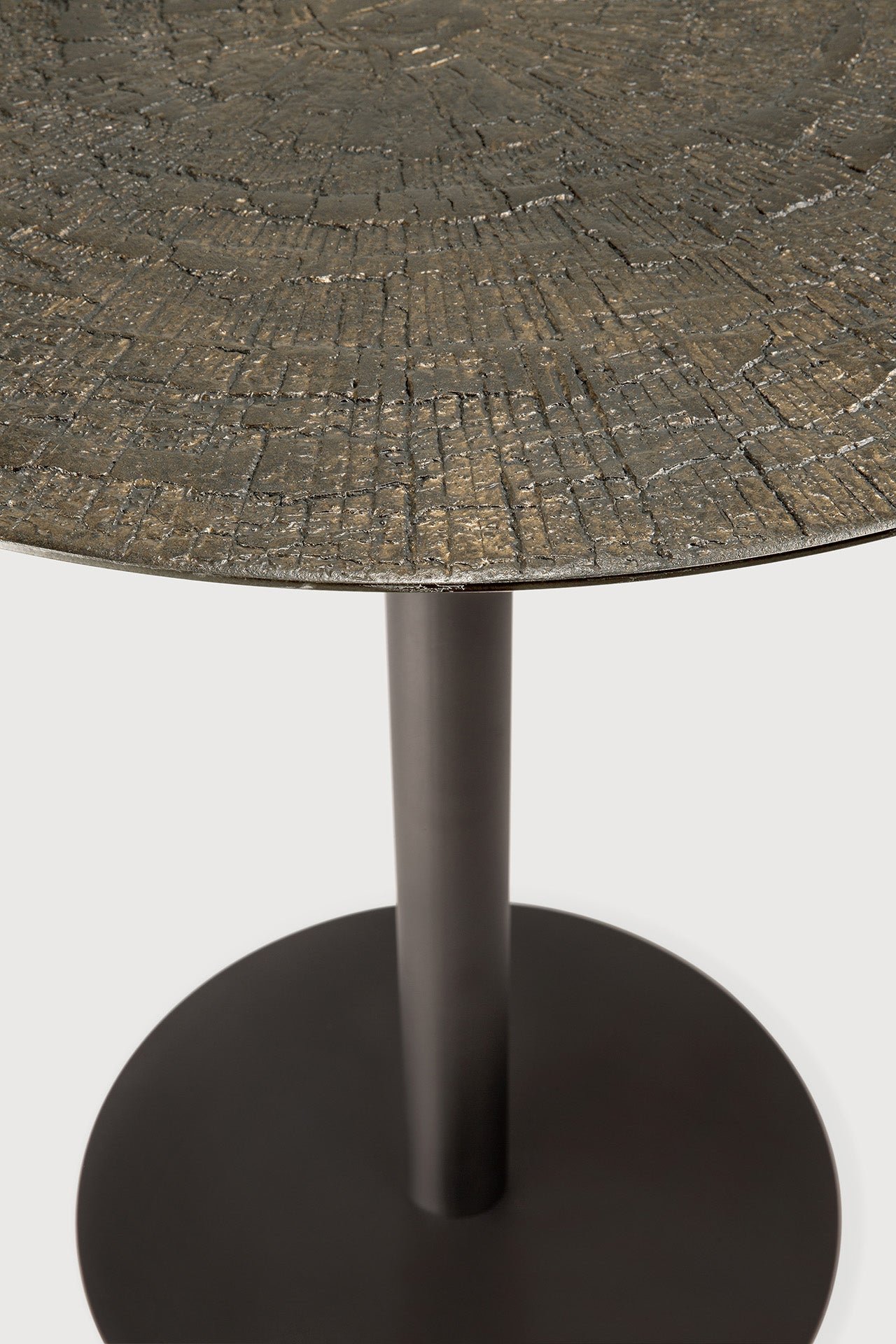 Blend dining table - varnished Minerals top - Ray Whisky - Dark Bronze base - round White Cliff Studio Dining Table