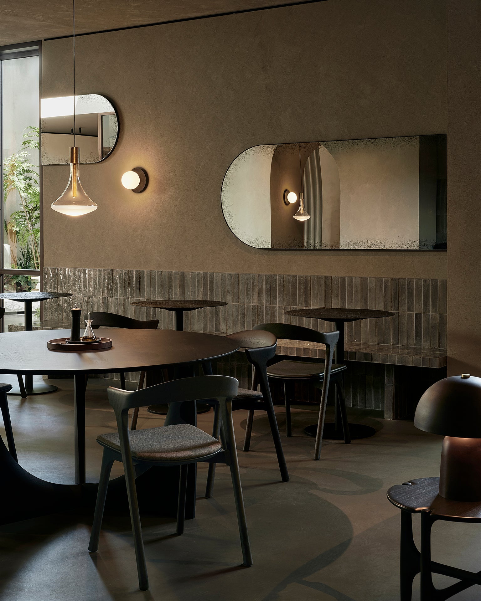 Blend dining table - varnished Minerals top - Ray Whisky - Dark Bronze base - round White Cliff Studio Dining Table