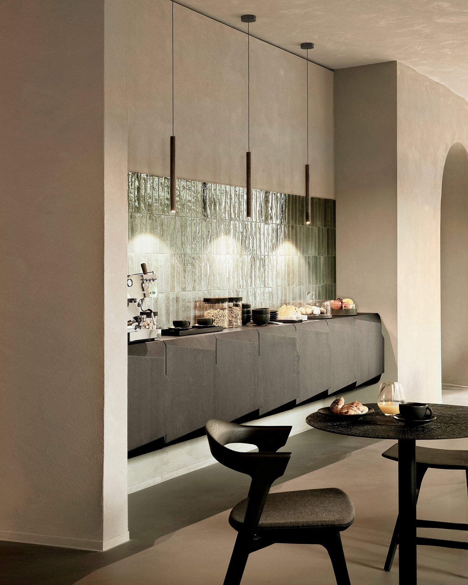 Blend dining table - varnished Minerals top - Ray Whisky - Dark Bronze base - round White Cliff Studio Dining Table