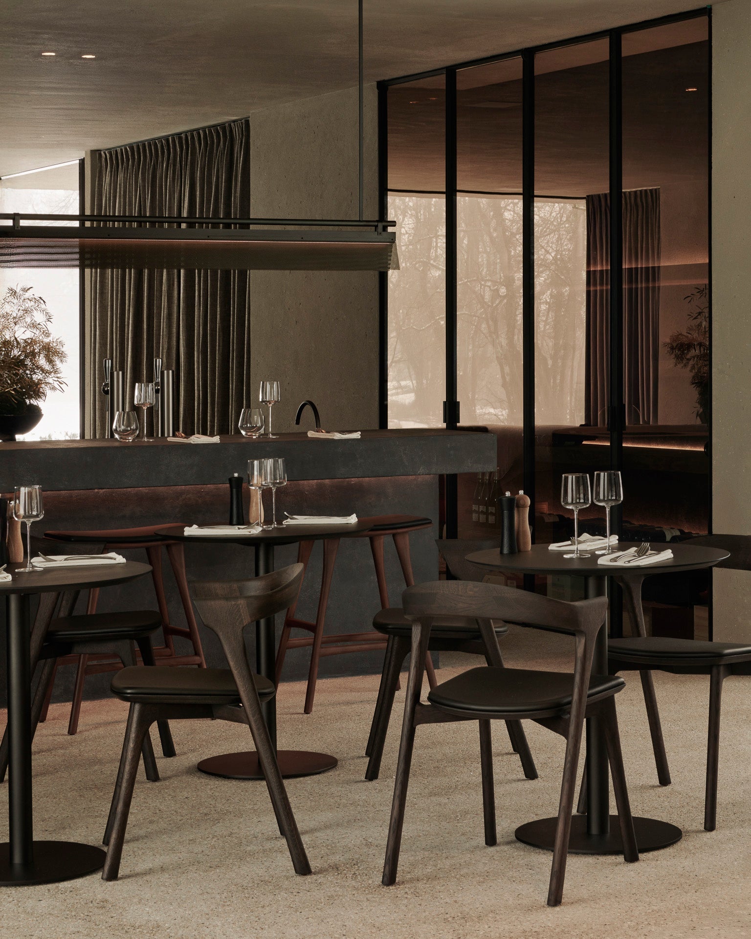 Blend dining table - varnished oak top - brown - Dark Bronze base - round White Cliff Studio Dining Table