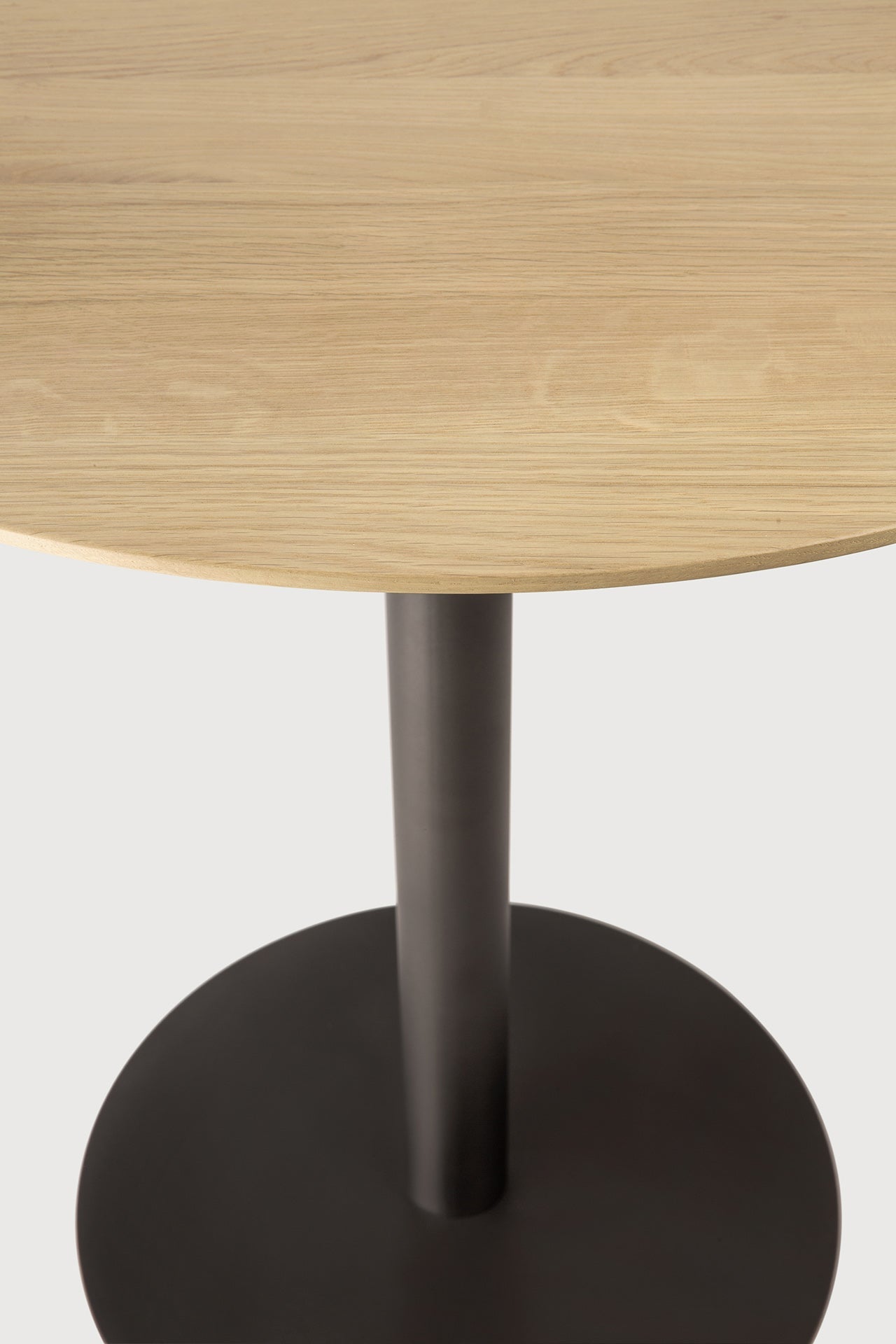 Blend dining table - varnished oak top - Dark Bronze base - round White Cliff Studio Dining Table