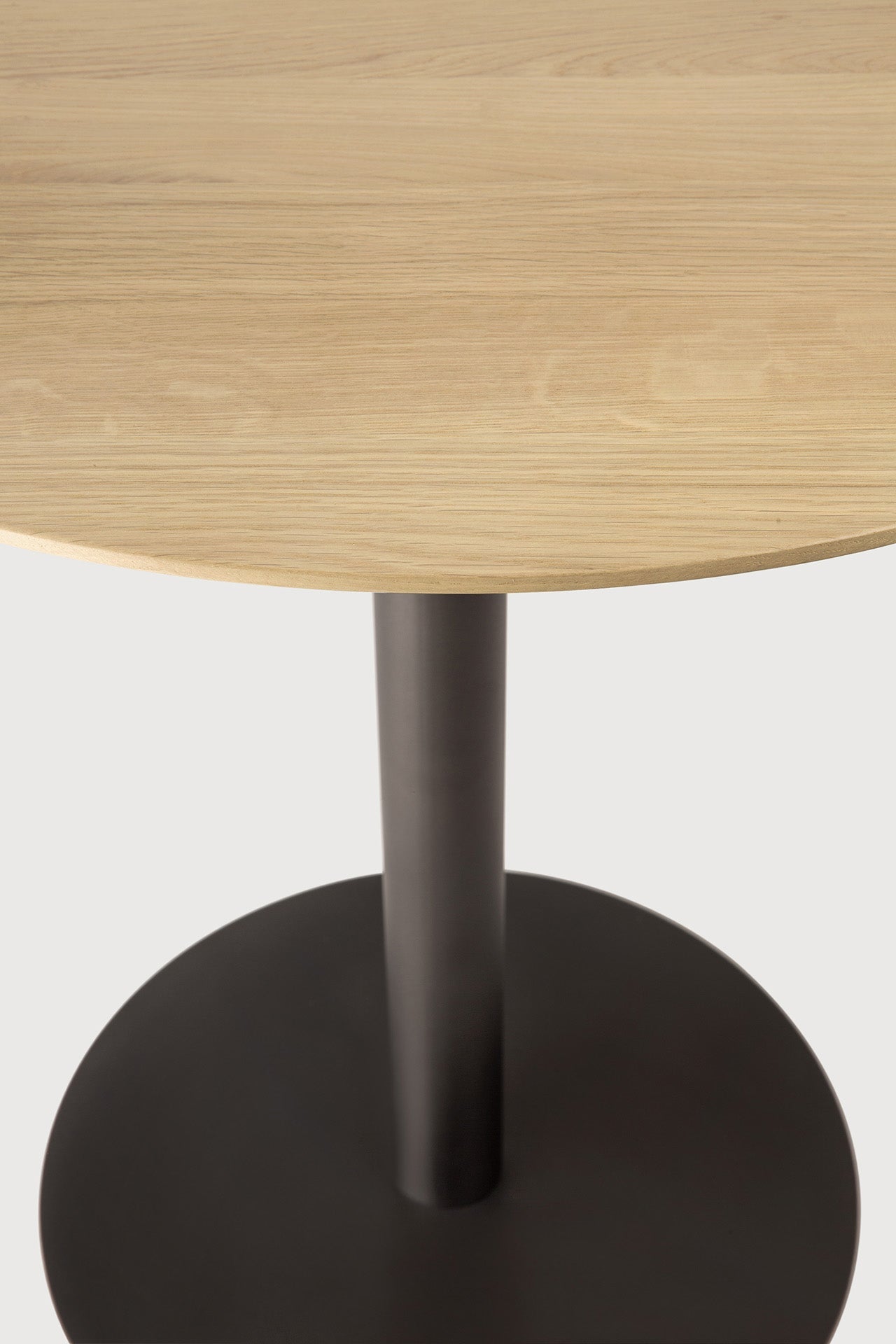 Blend dining table - varnished oak top - Dark Bronze base - round White Cliff Studio Dining Table