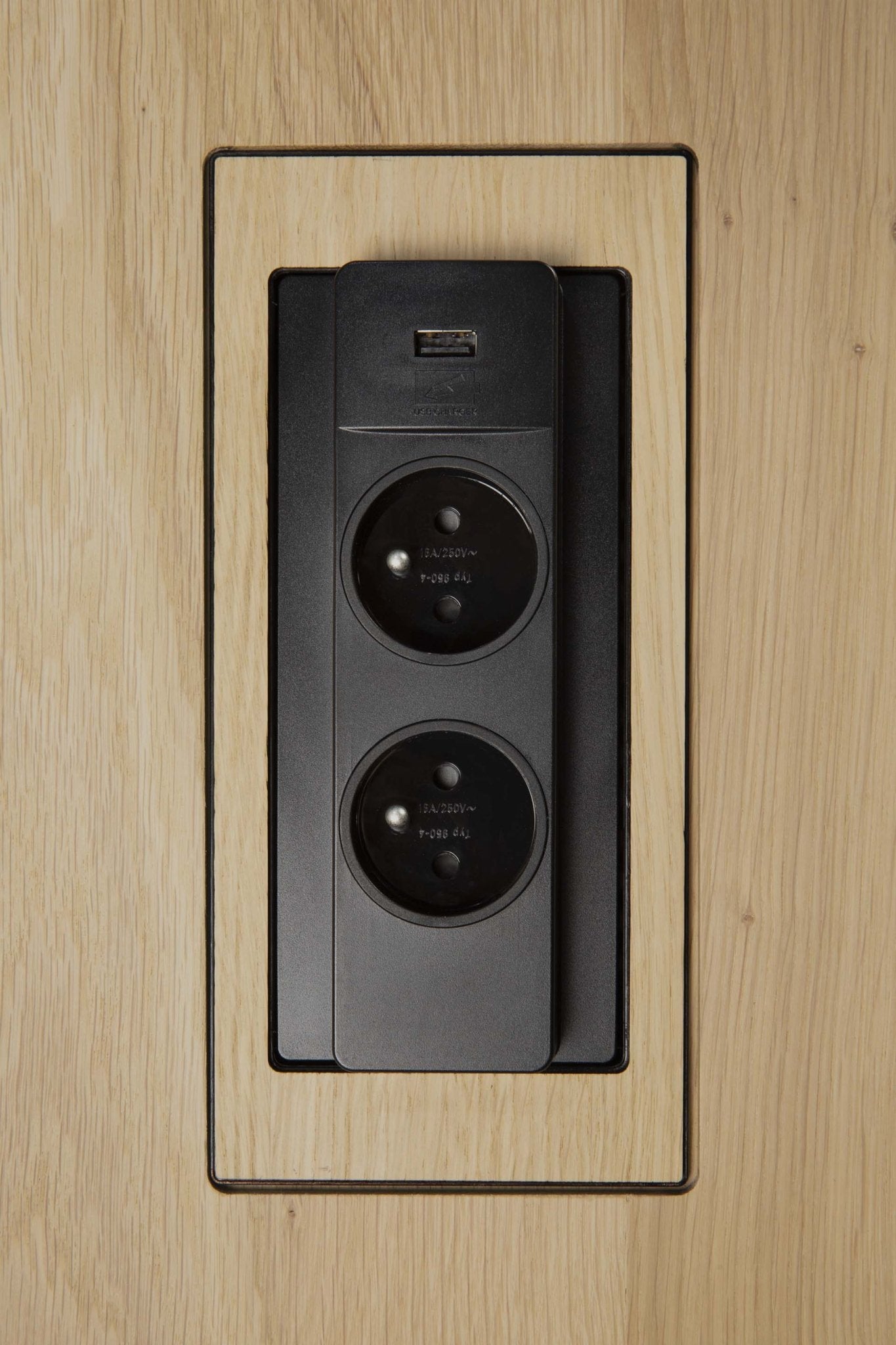 Bok cowork desk - varnished oak - rectangular - CEE7/5 (FR, BE, PL, CZ…) White Cliff Studio Desk