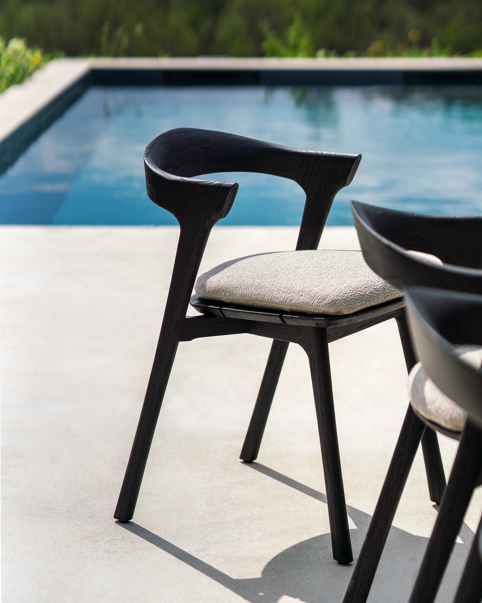 Bok outdoor dining chair - varnished teak - black - Natural fabric White Cliff Studio Outdoor Dining Chair