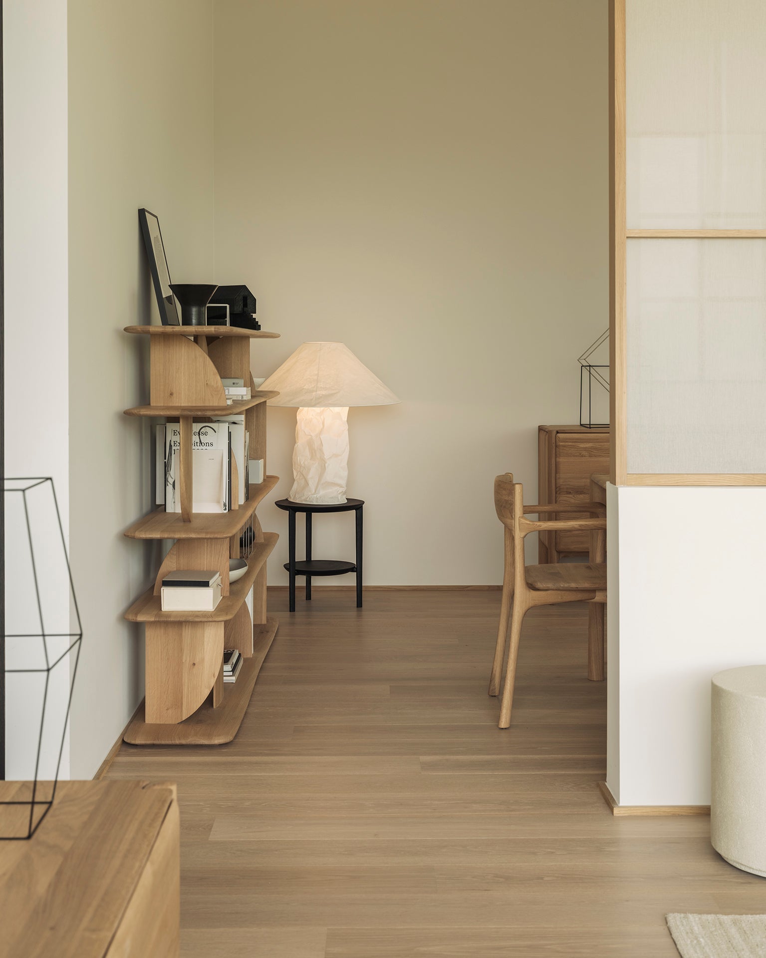 Bok side table - varnished oak - black - round White Cliff Studio Side Table