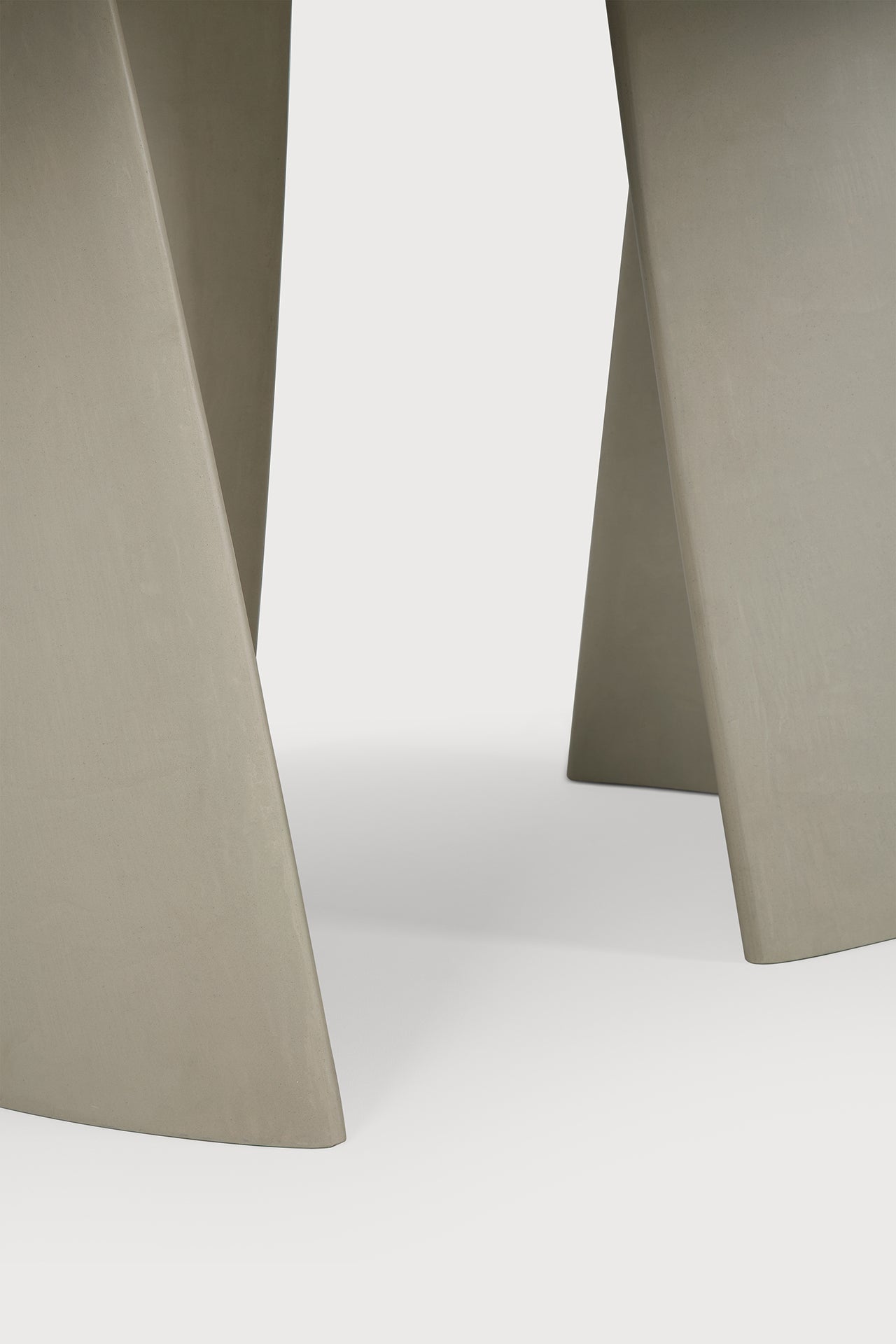 Canyon outdoor dining table - varnished concrete - Light Grey - oval White Cliff Studio Outdoor Dining Table