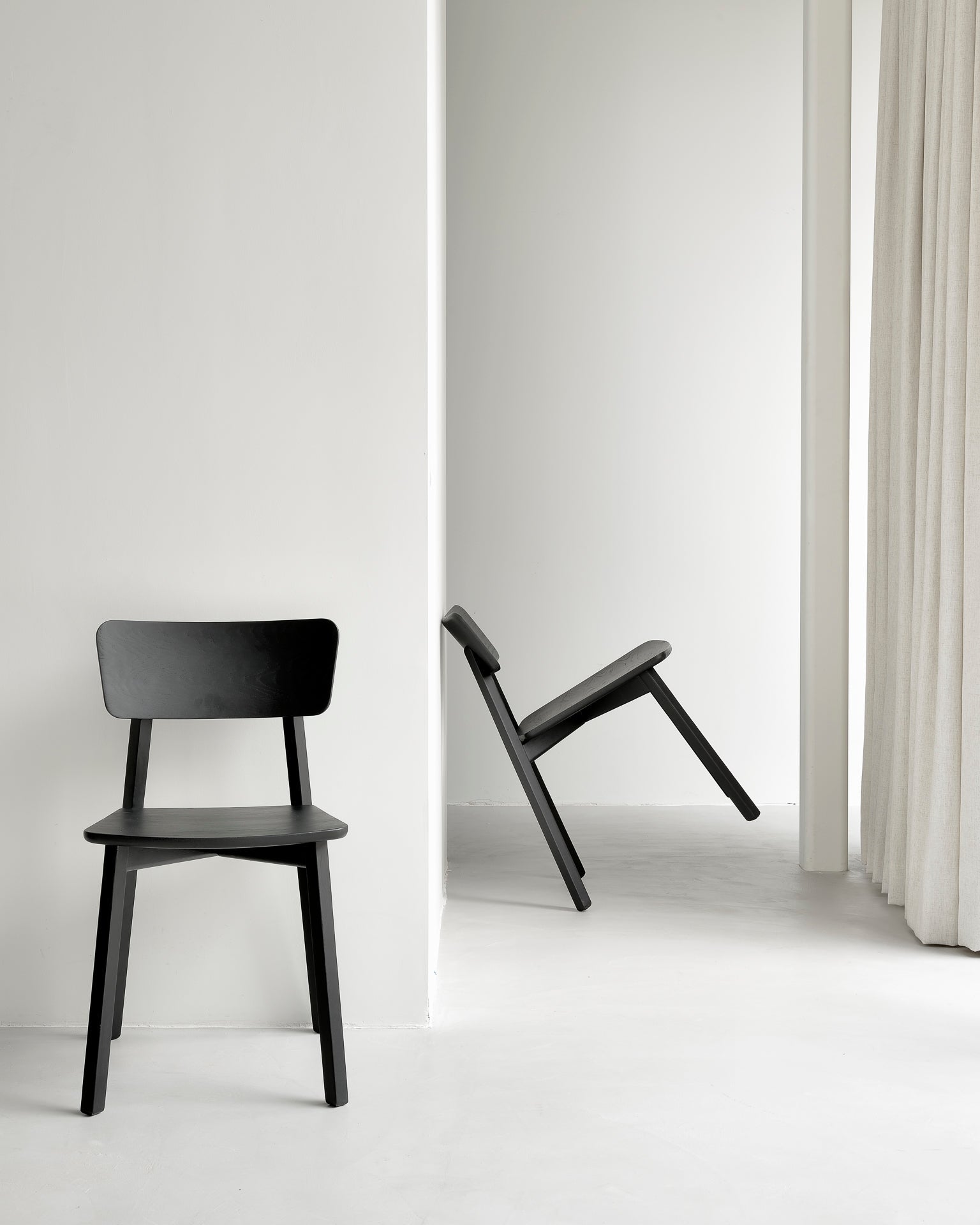 Casale dining chair - varnished oak - black White Cliff Studio Dining Chair