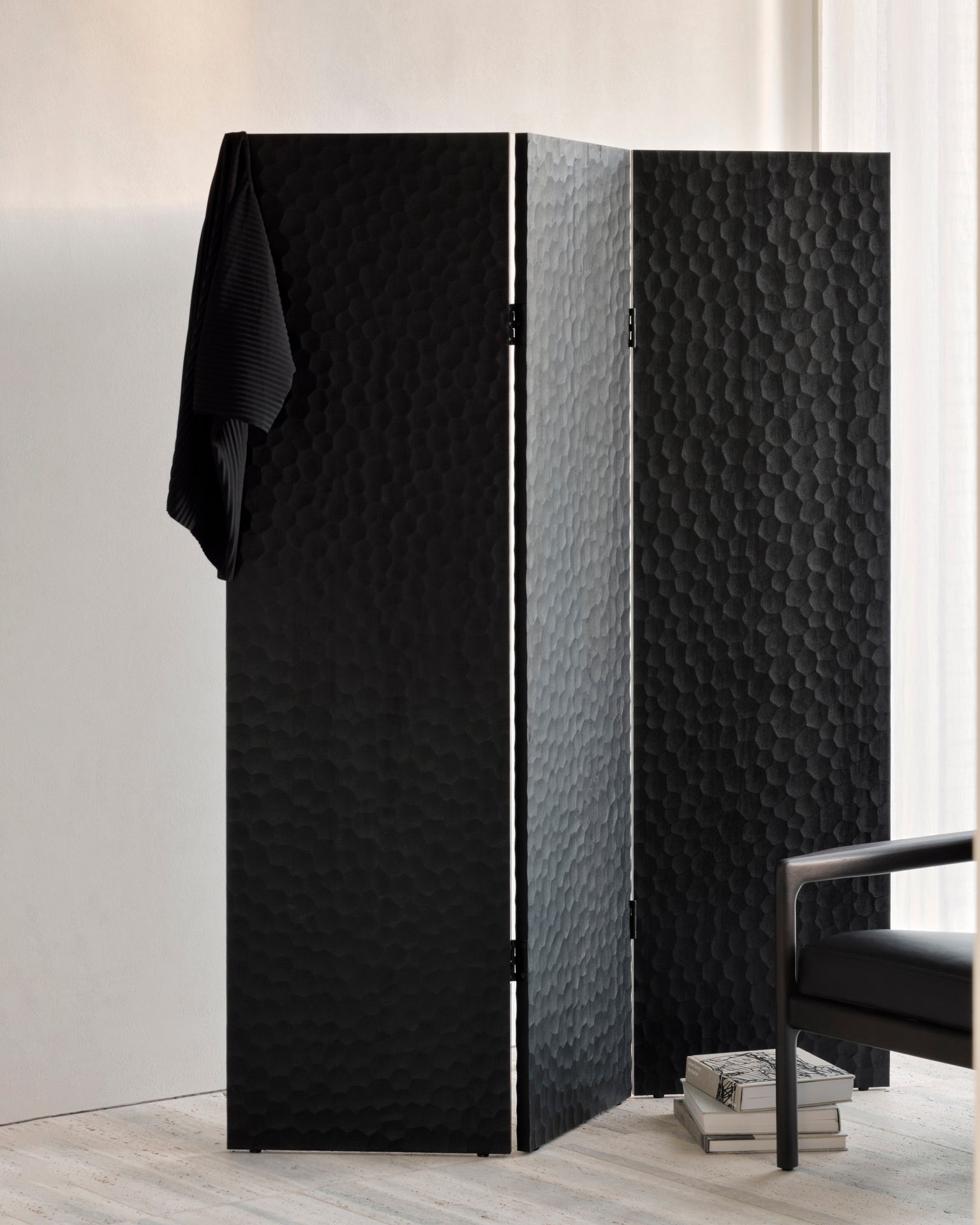 Chopped room divider - varnished mahogany - black White Cliff Studio Room Divider