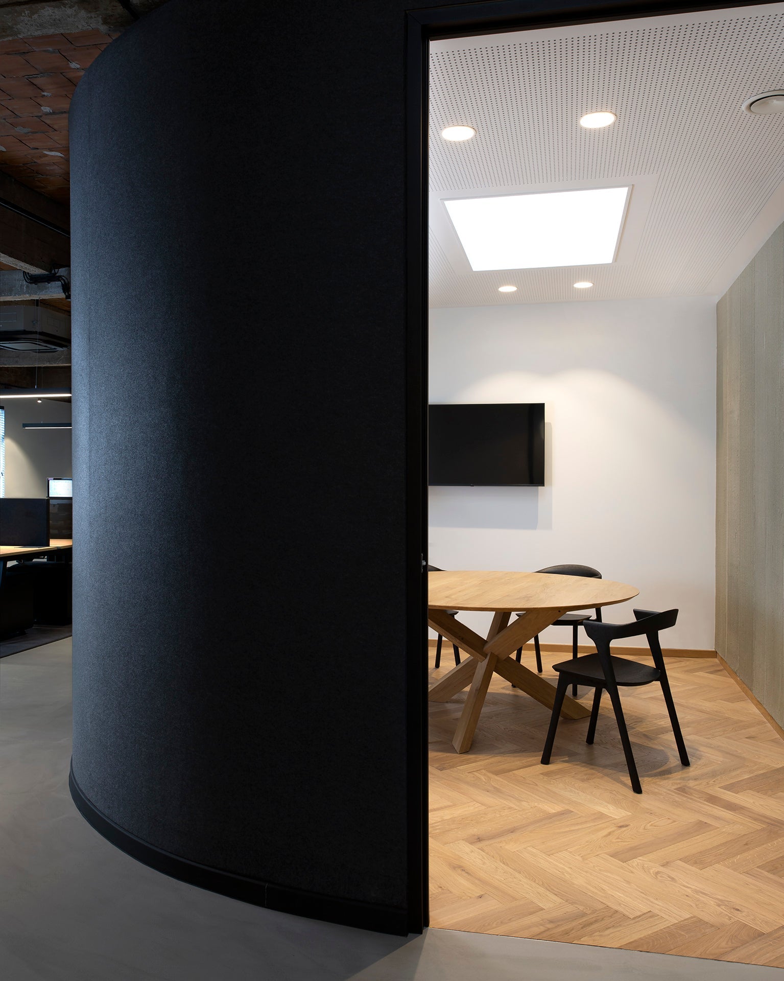 Circle dining table - varnished oak - round White Cliff Studio Dining Table