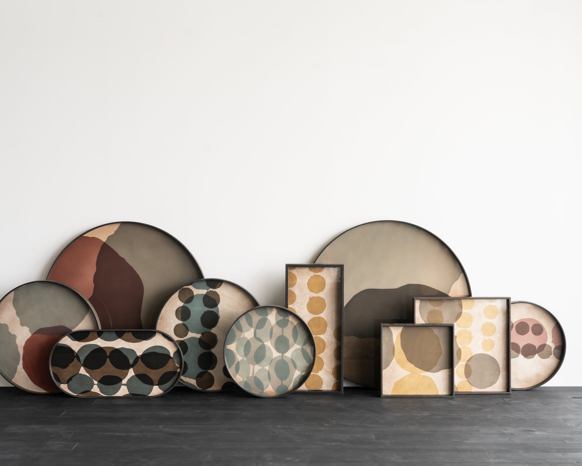 Combined Dots tray - glass - Graphite - round - XL White Cliff Studio Trays