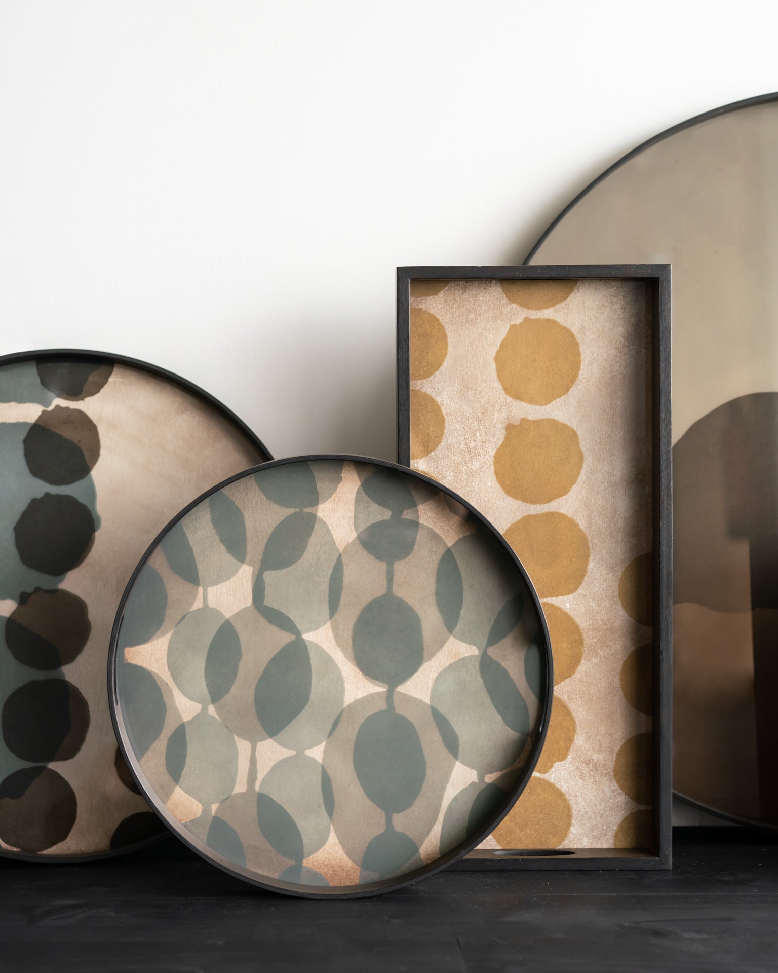 Connected Dots tray - glass - round - S White Cliff Studio Trays