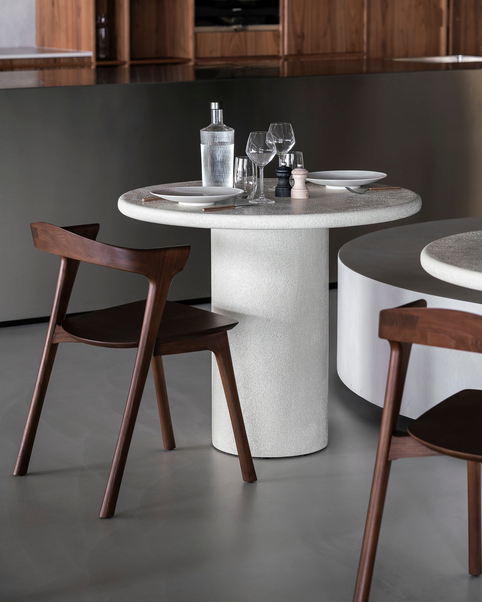 Elements dining table - varnished Microcement - Off White - round White Cliff Studio Dining Table