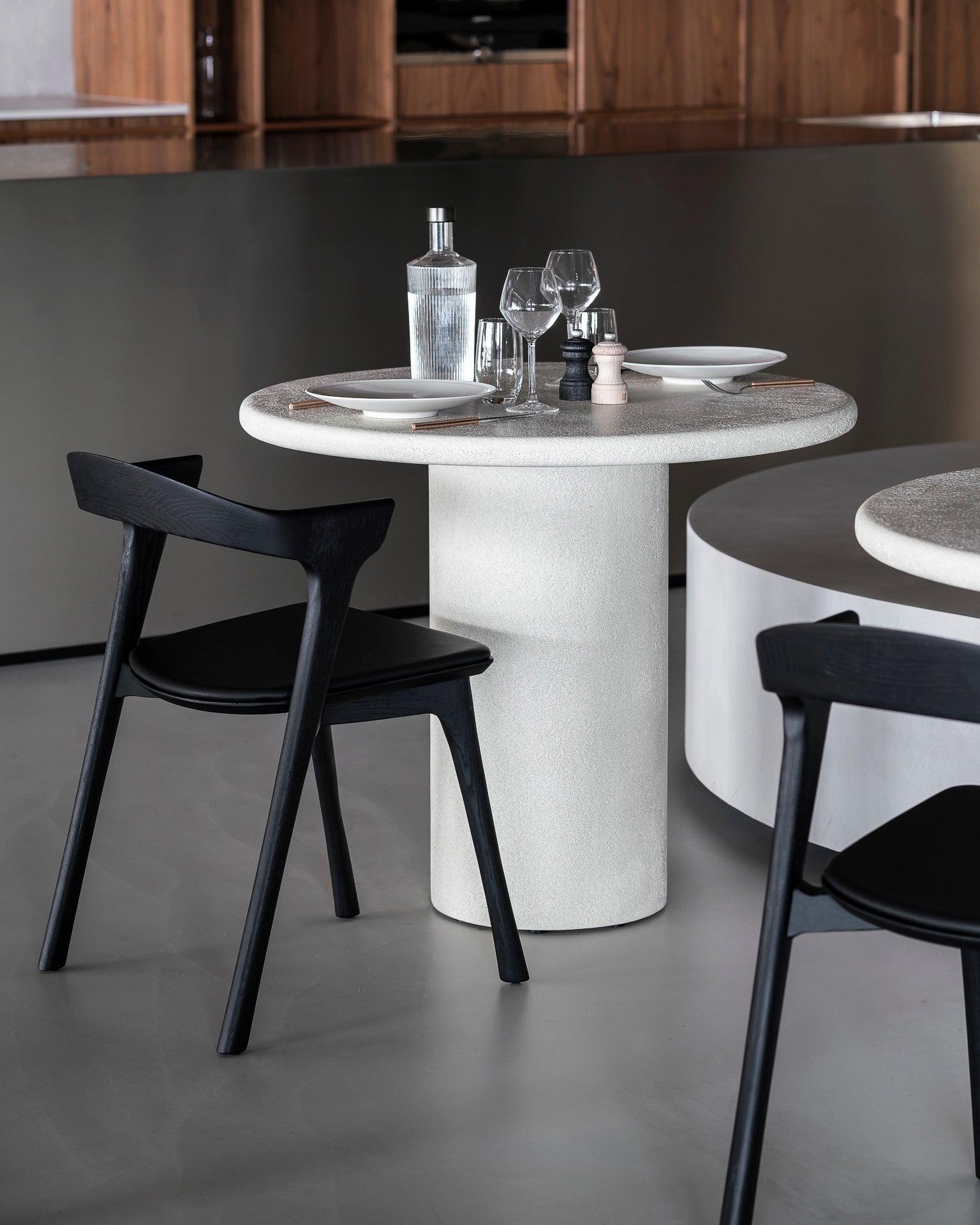 Elements dining table - varnished Microcement - Off White - round White Cliff Studio Dining Table