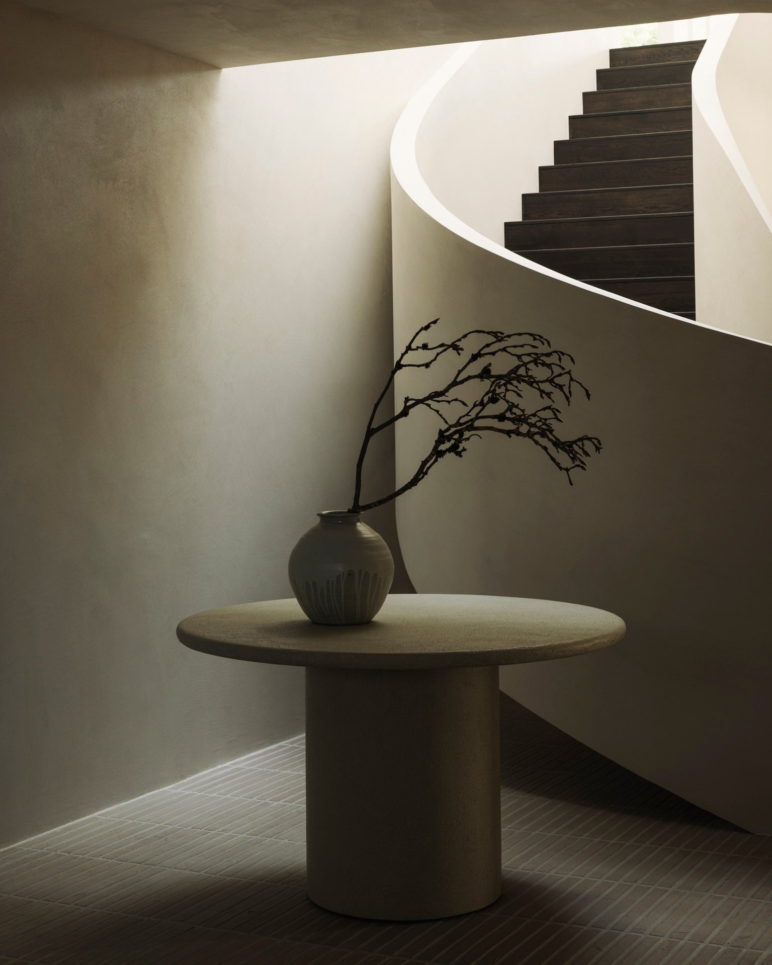 Elements dining table - varnished Microcement - Off White - round White Cliff Studio Dining Table