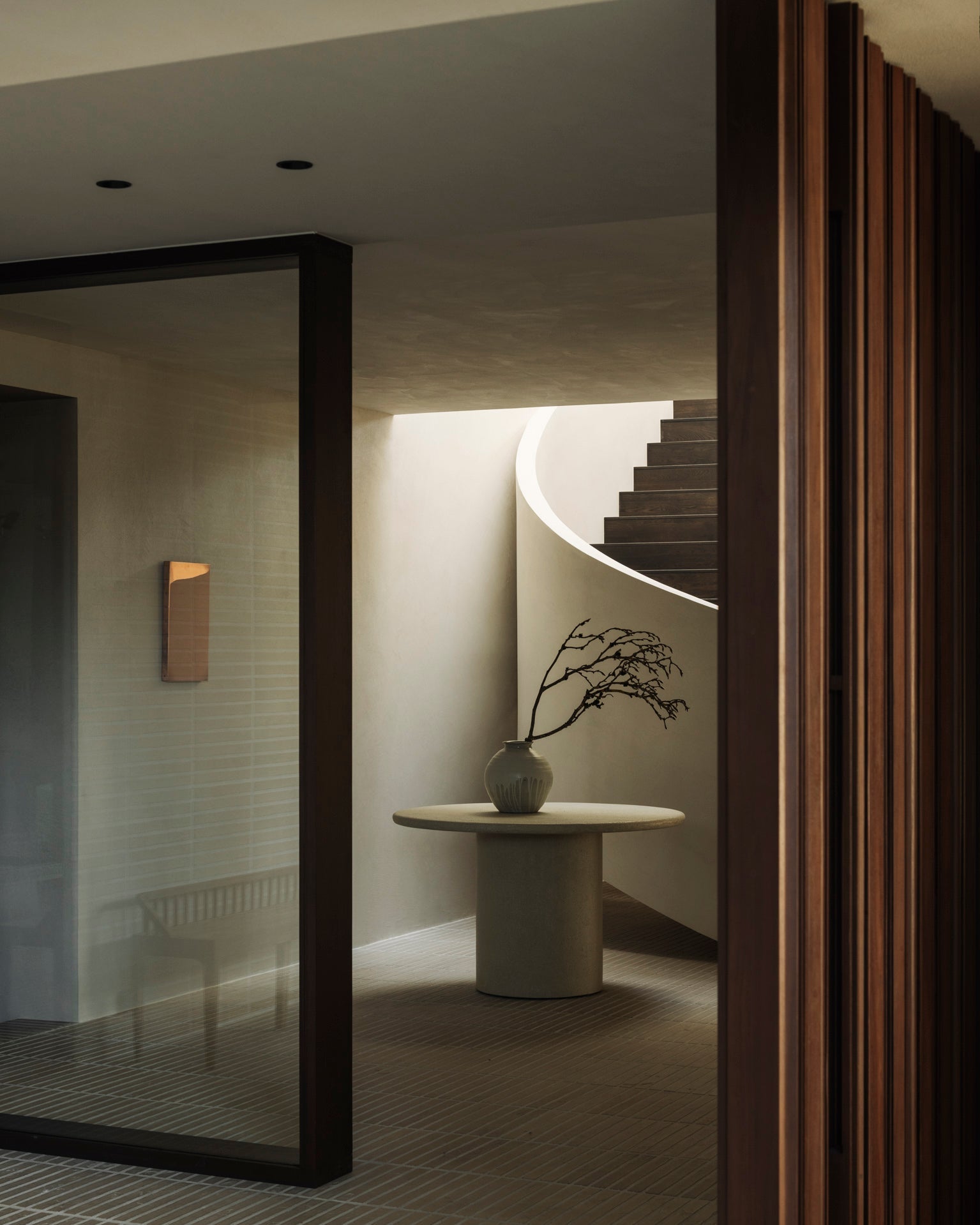 Elements dining table - varnished Microcement - Off White - round White Cliff Studio Dining Table