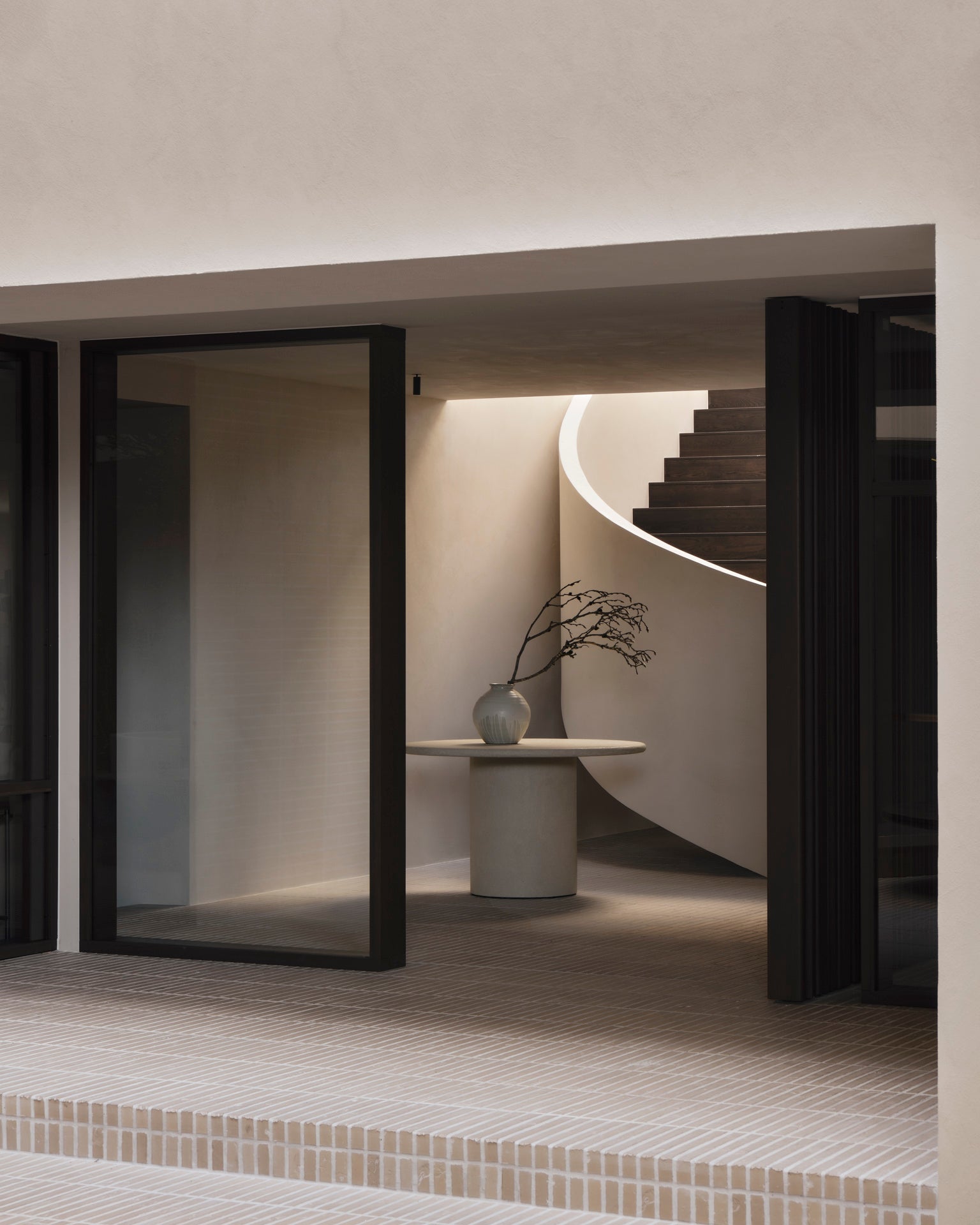 Elements dining table - varnished Microcement - Off White - round White Cliff Studio Dining Table