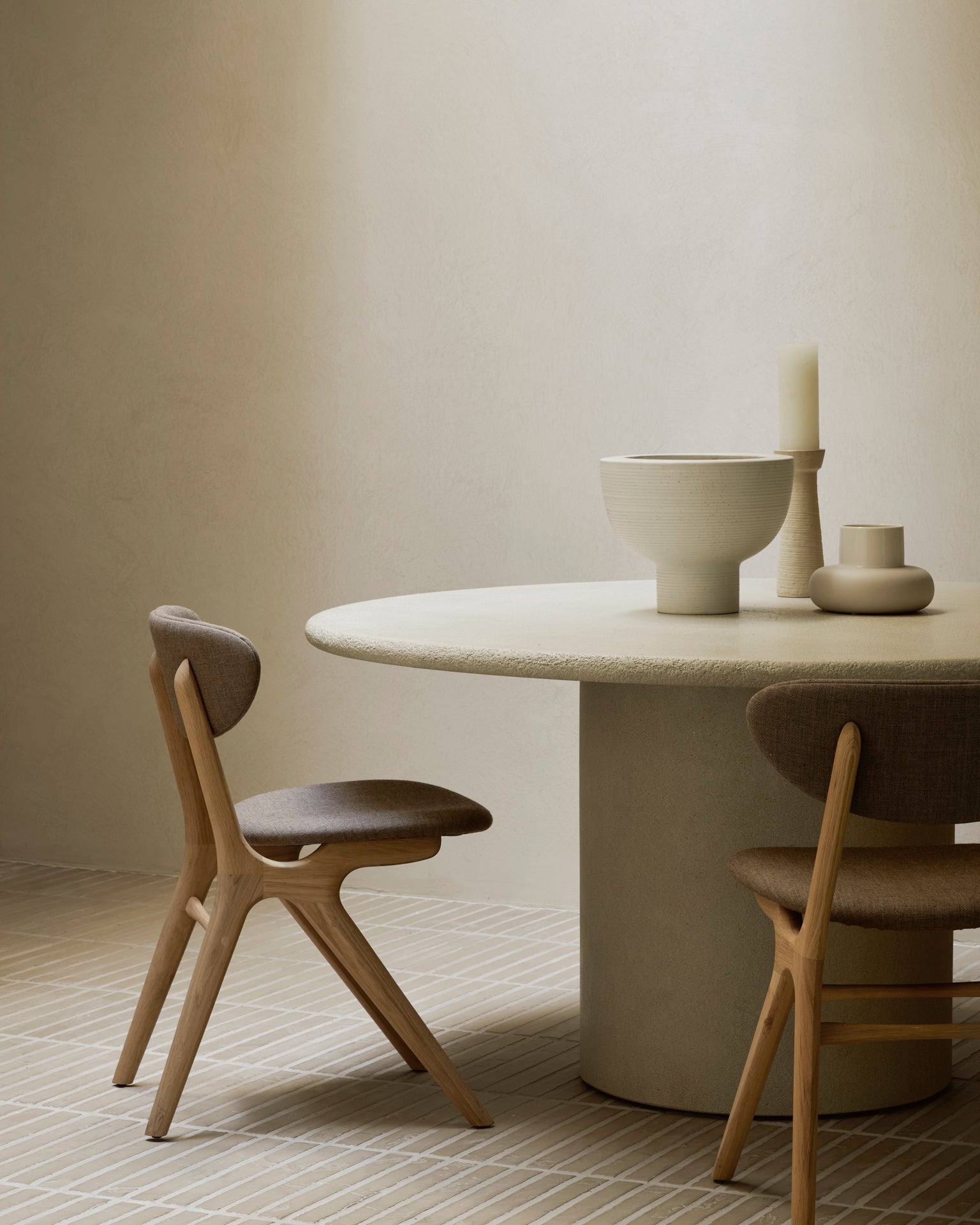 Elements dining table - varnished Microcement - Off White - round White Cliff Studio Dining Table