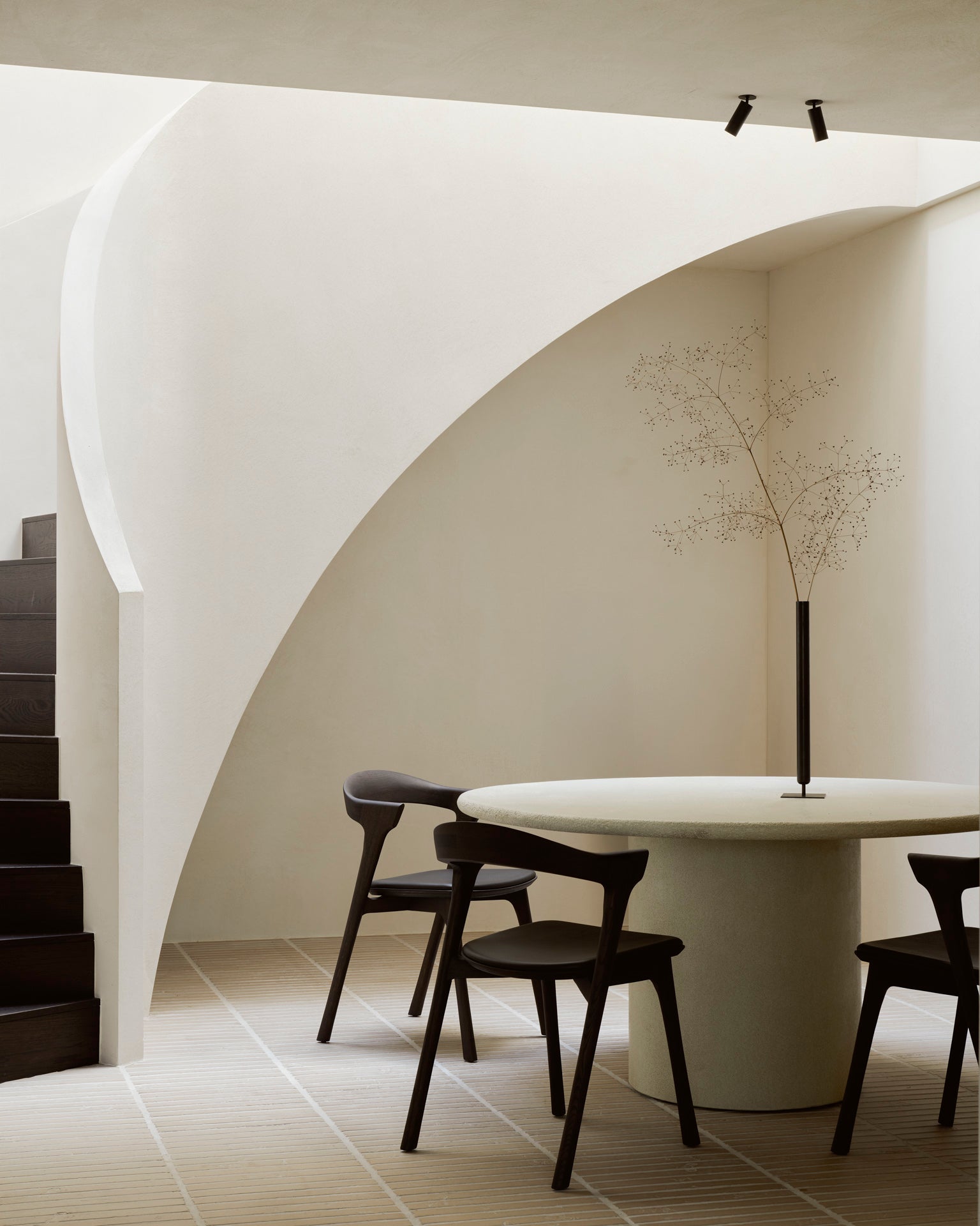 Elements dining table - varnished Microcement - Off White - round White Cliff Studio Dining Table