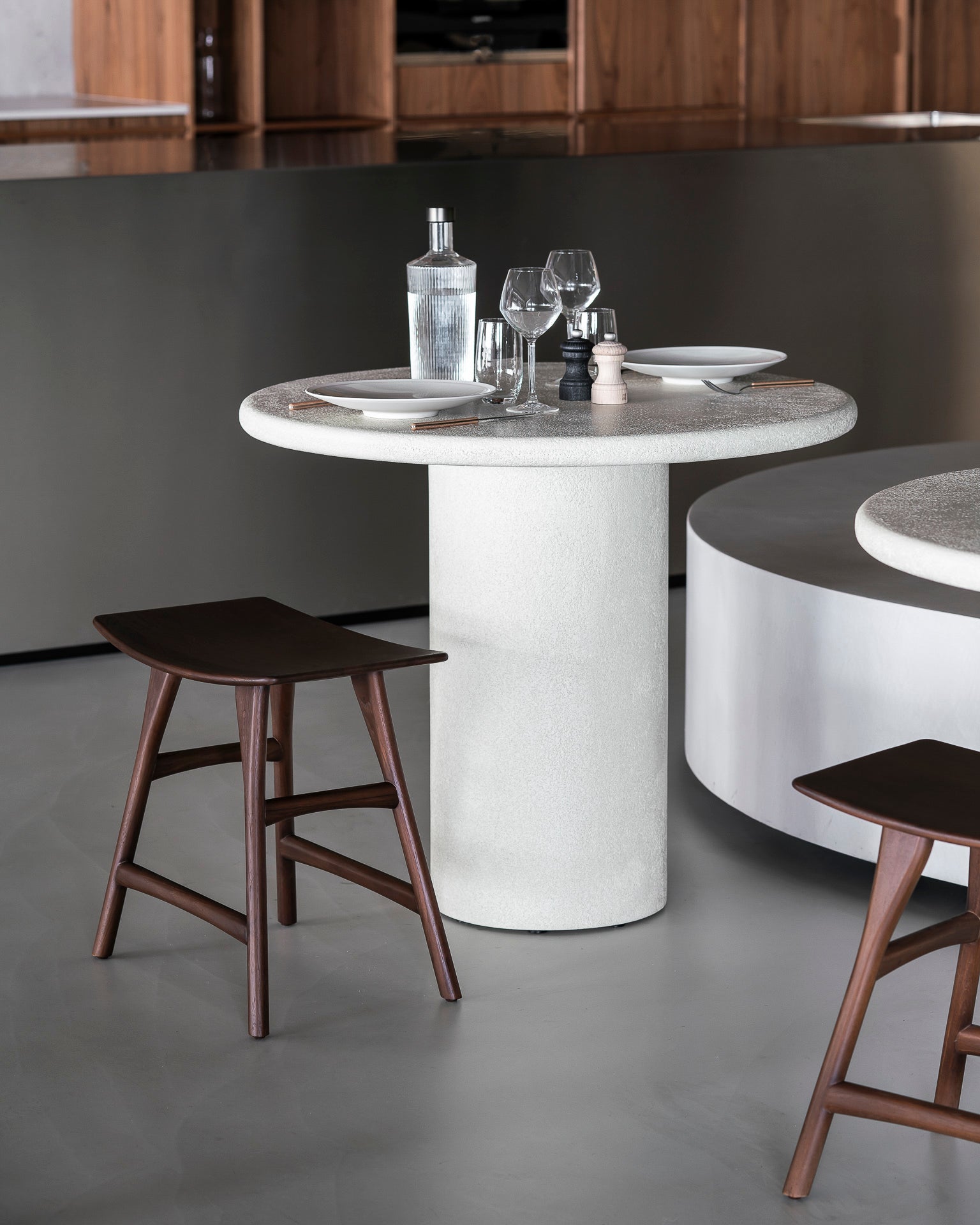 Elements dining table - varnished Microcement - Off White - round White Cliff Studio Dining Table