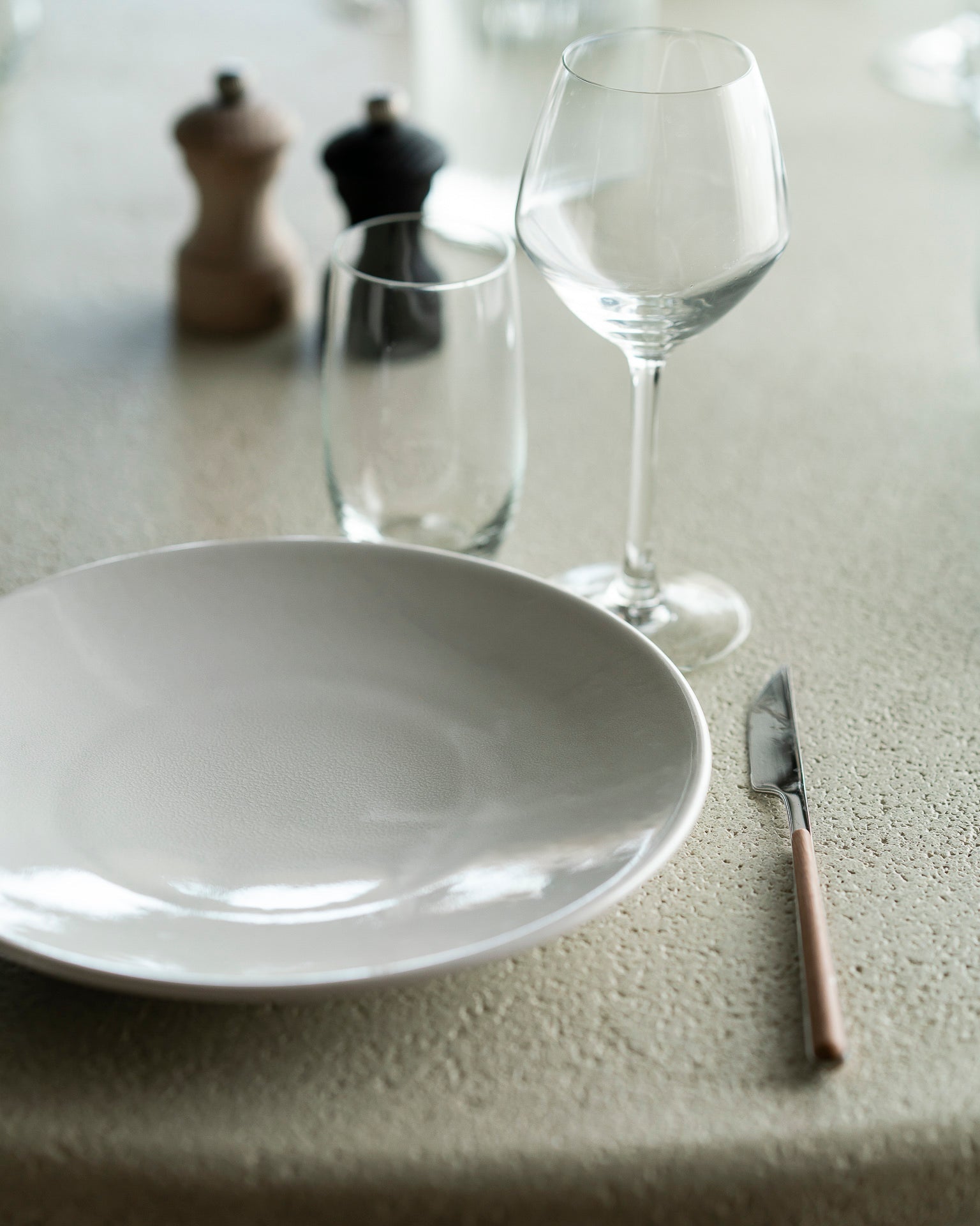 Elements dining table - varnished Microcement - Off White - round White Cliff Studio Dining Table