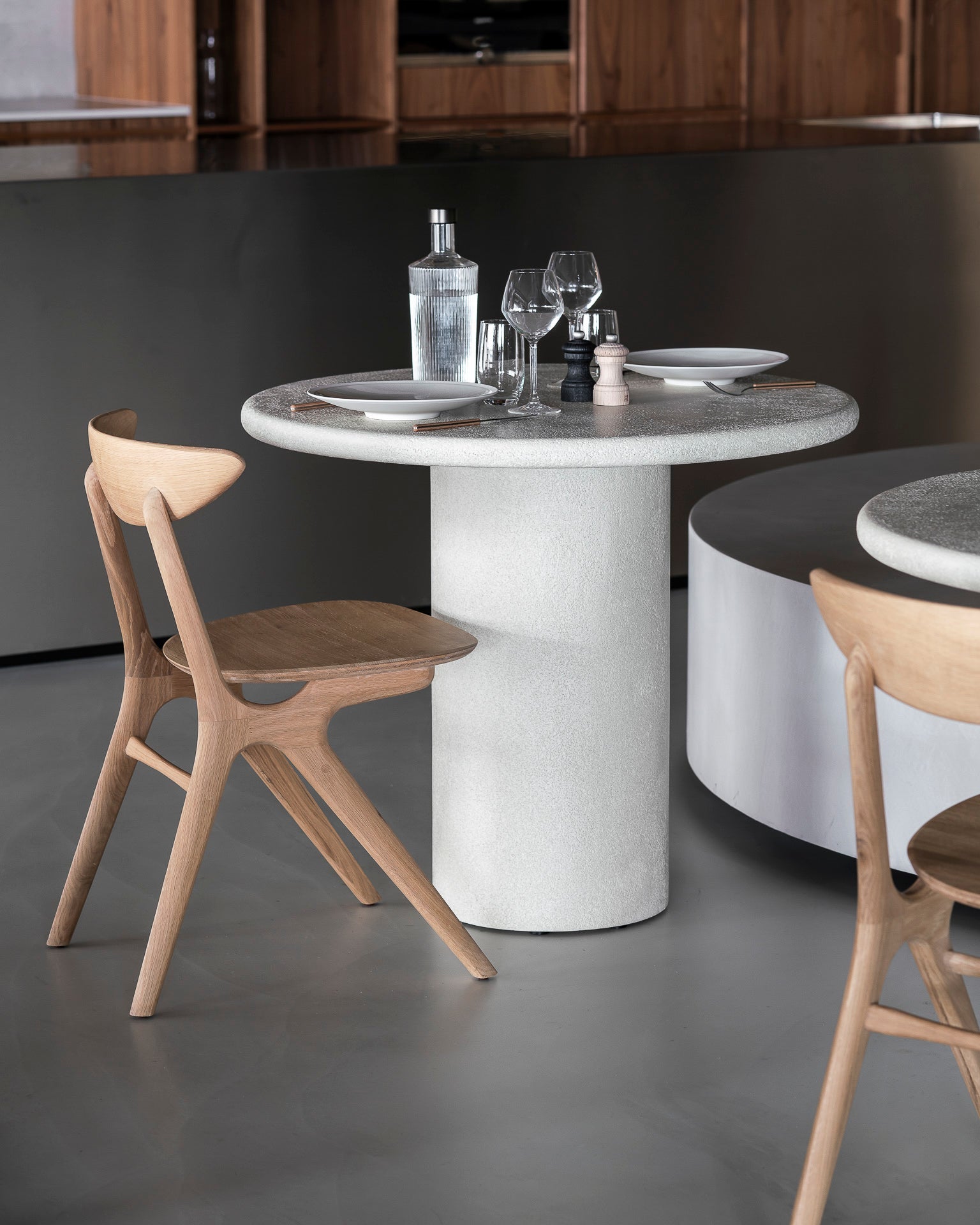 Elements dining table - varnished Microcement - Off White - round White Cliff Studio Dining Table