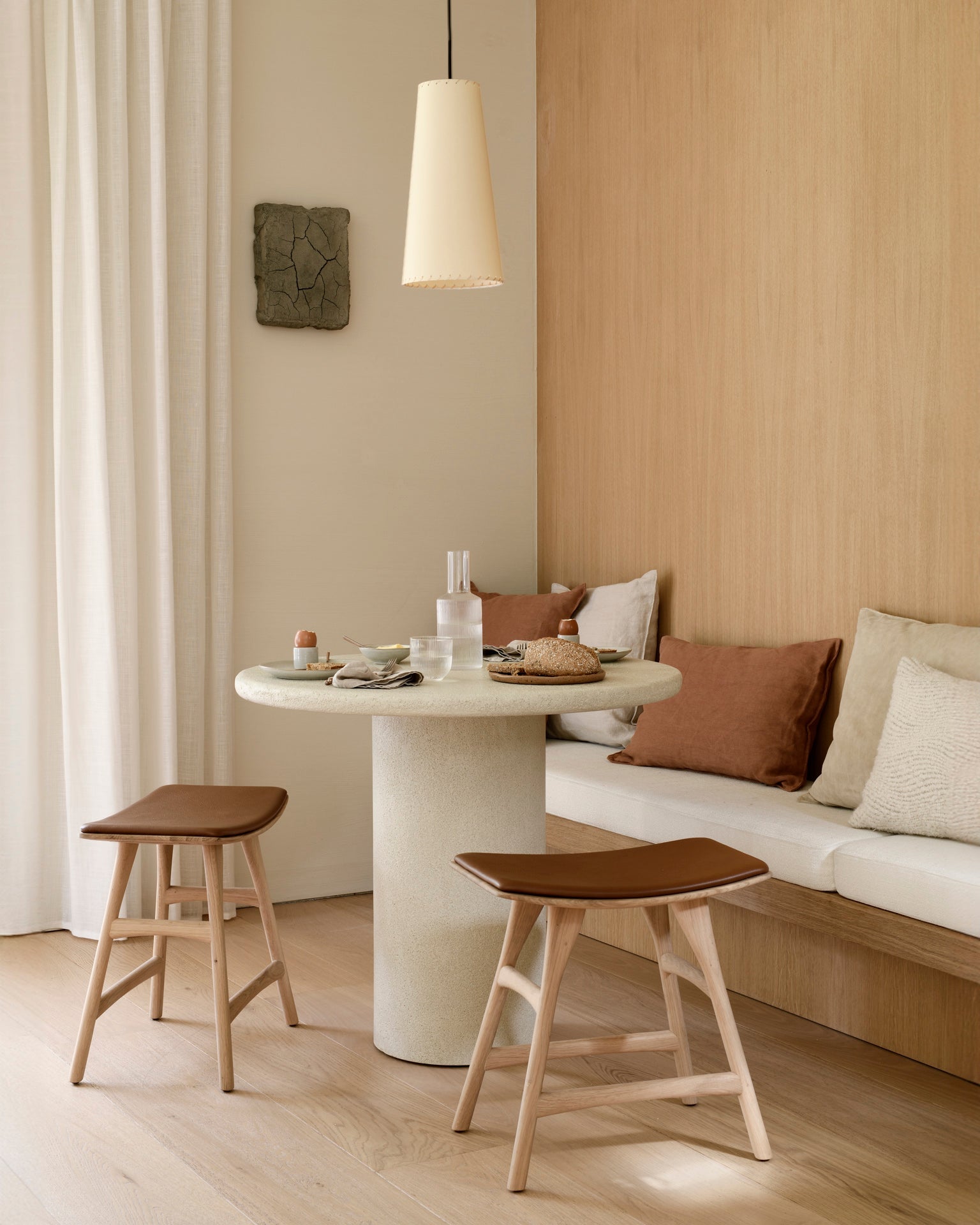 Elements dining table - varnished Microcement - Off White - round White Cliff Studio Dining Table