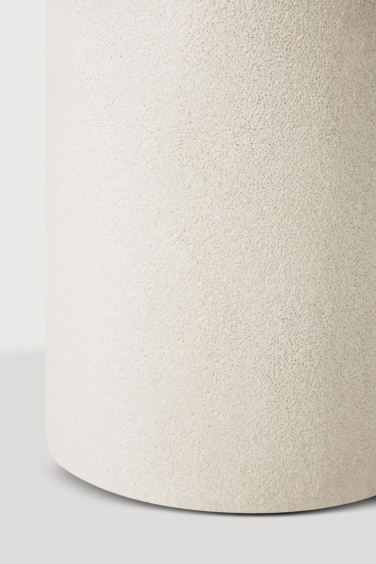 Elements dining table - varnished Microcement - Off White - round White Cliff Studio Dining Table