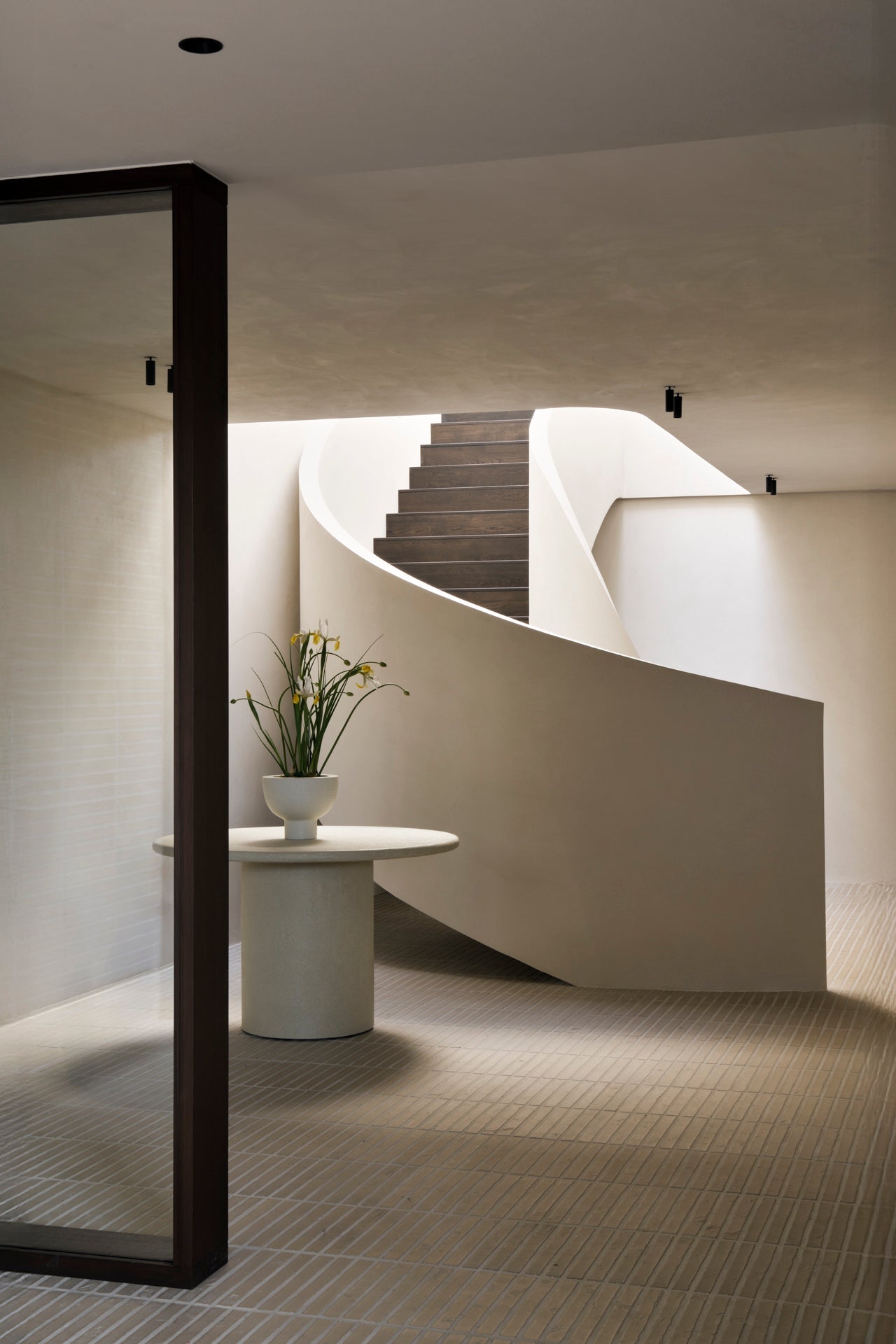 Elements dining table - varnished Microcement - Off White - round White Cliff Studio Dining Table