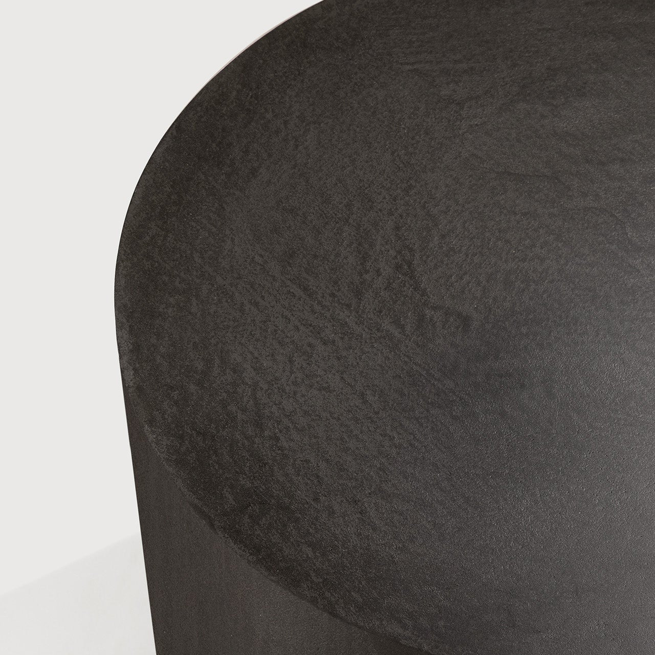 Elements outdoor side table - varnished concrete - Dark Grey - round White Cliff Studio Outdoor Side Table