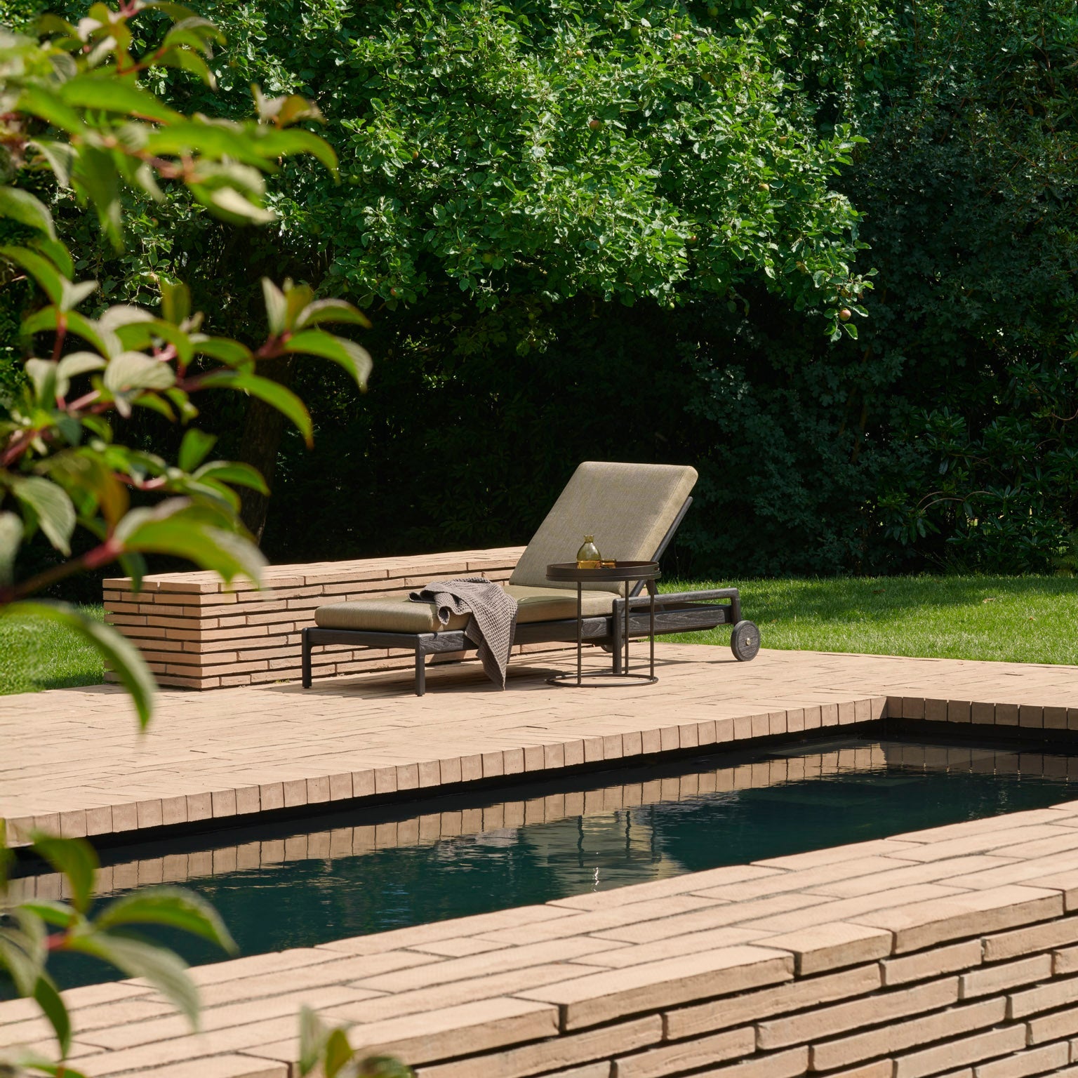 Jack outdoor adjustable lounger - varnished teak - black - Green fabric White Cliff Studio Outdoor Chaise