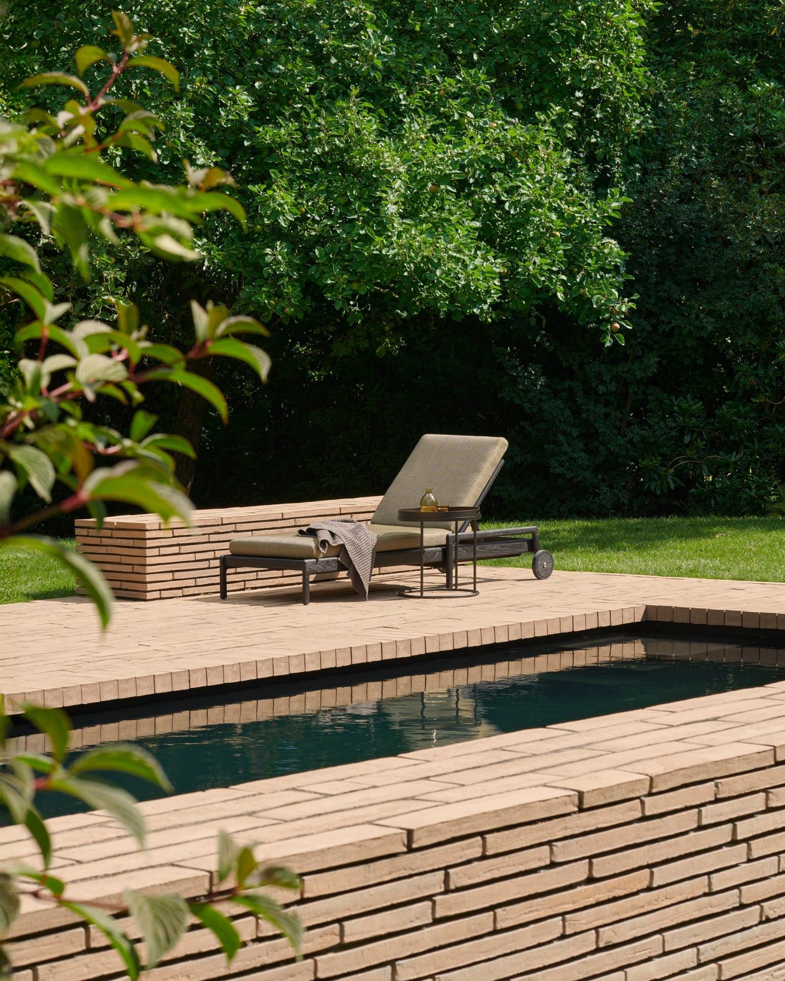 Jack outdoor adjustable lounger - varnished teak - black - Green fabric White Cliff Studio Outdoor Chaise