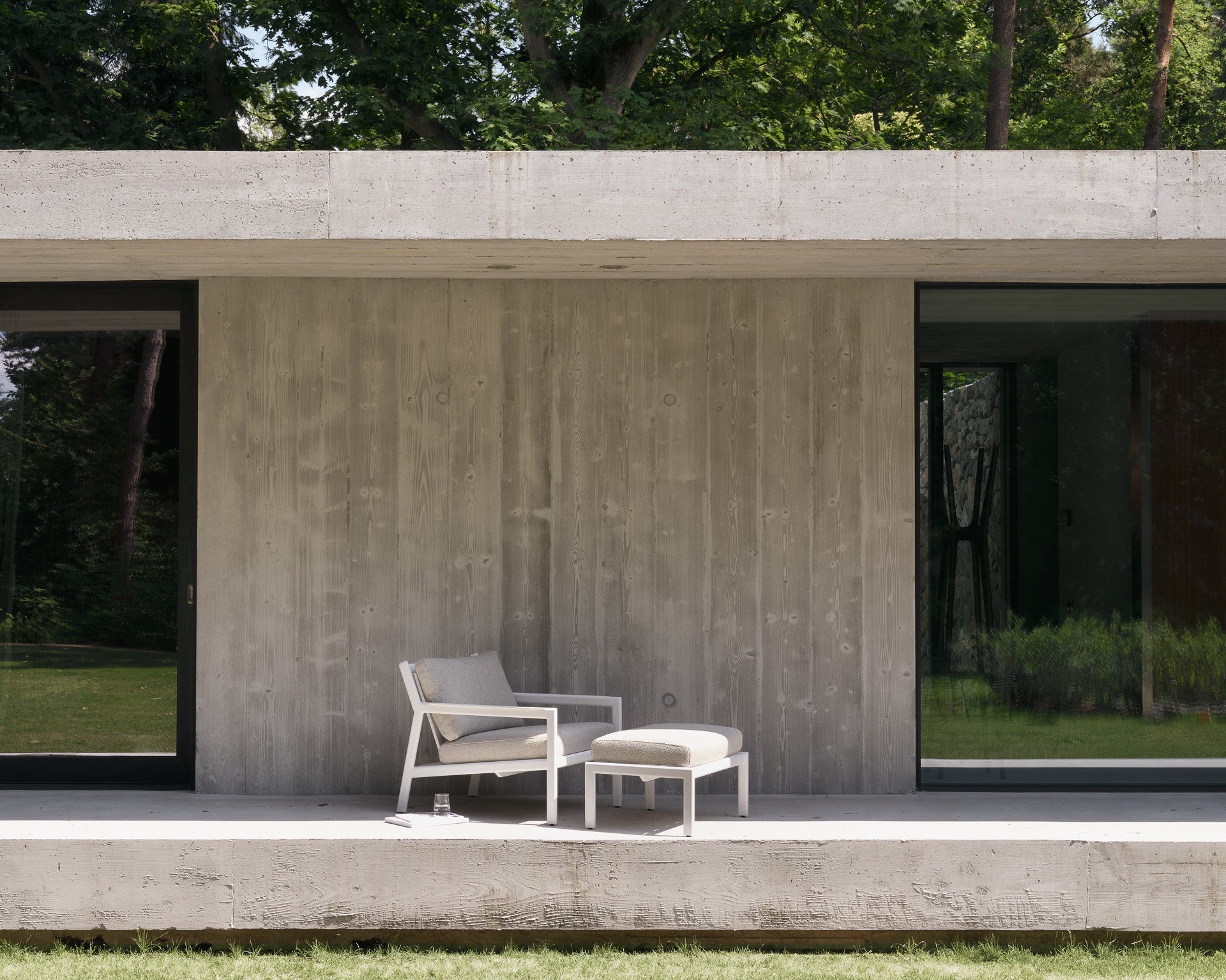 Jack outdoor lounge chair - aluminium - white - Off White fabric White Cliff Studio Outdoor Lounge Chair