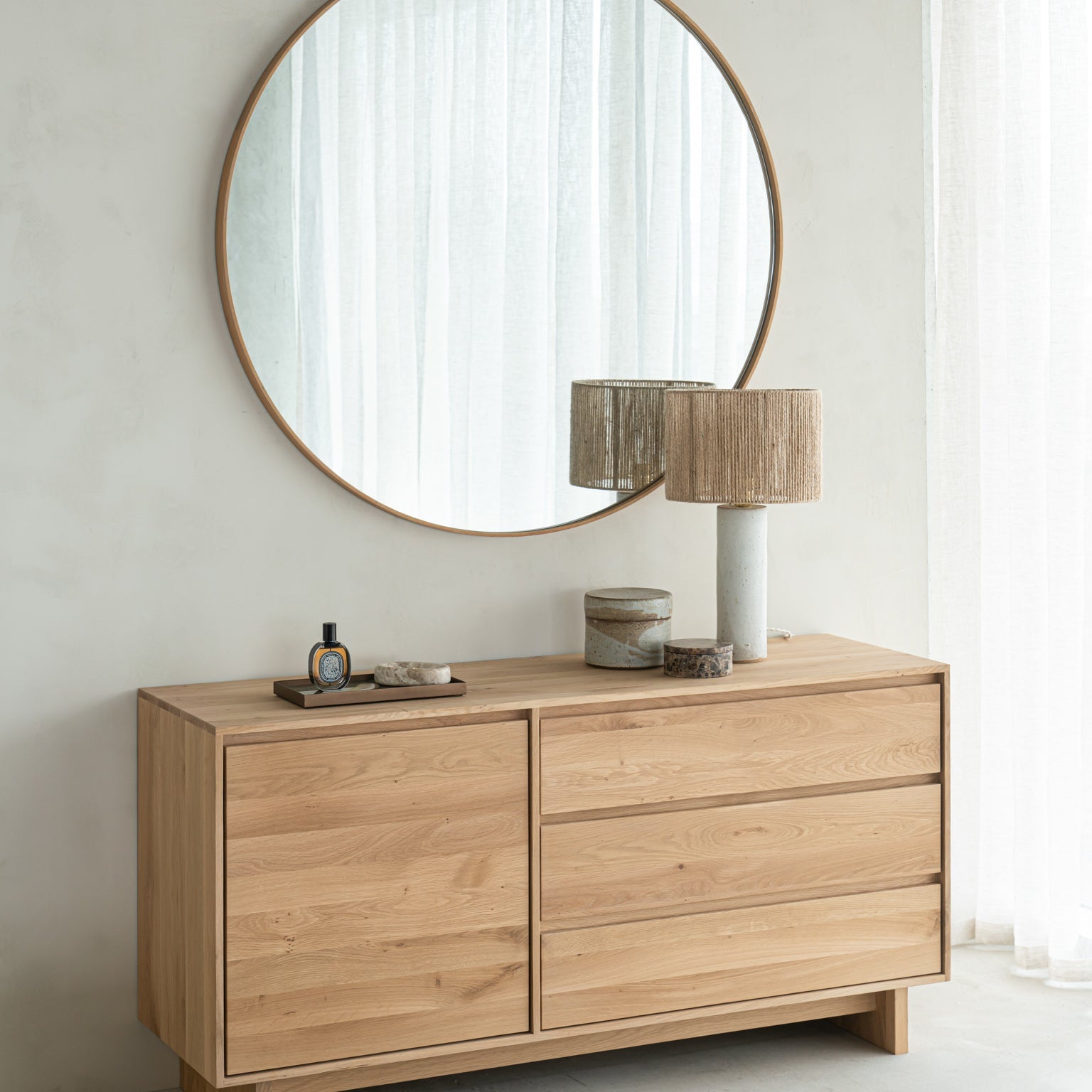 Layers wall mirror - varnished oak frame - round White Cliff Studio Wall Mirror