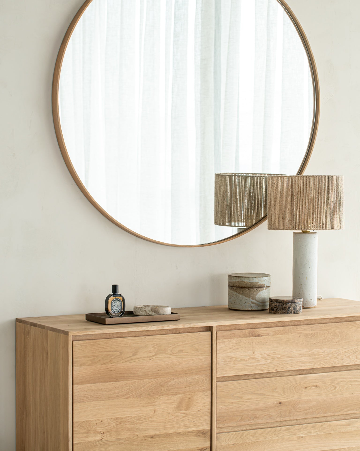 Layers wall mirror - varnished oak frame - round White Cliff Studio Wall Mirror