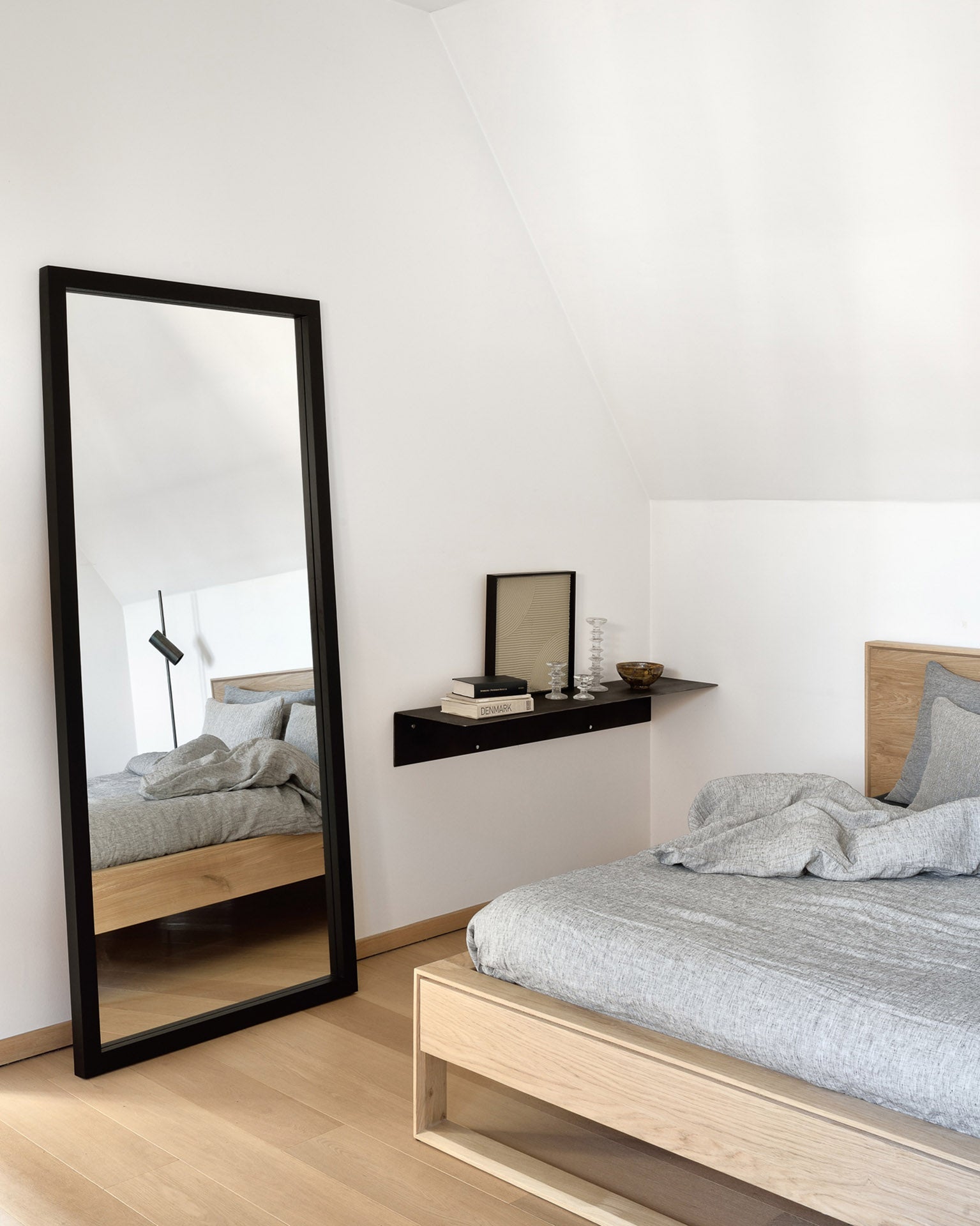 Light Frame floor mirror - varnished oak frame - black - rectangular White Cliff Studio Floor Mirror