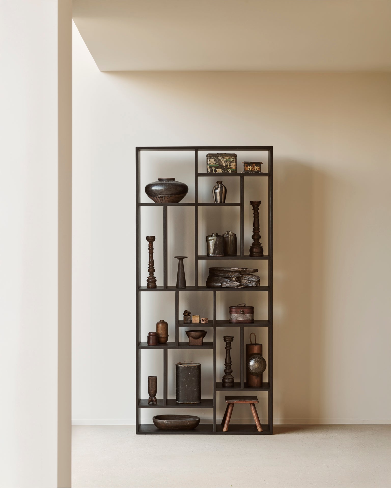 M rack - varnished oak - black White Cliff Studio Wall Shelf