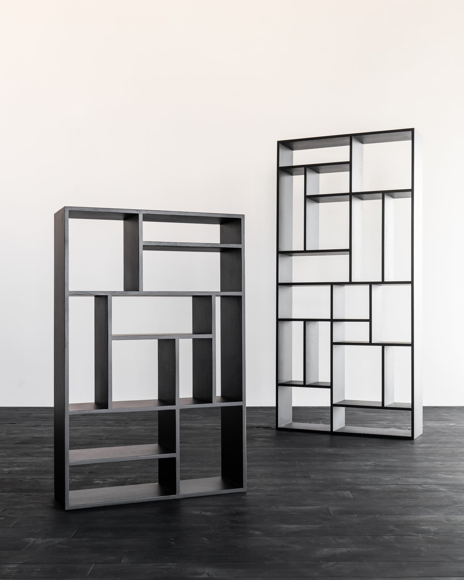 M rack - varnished oak - black White Cliff Studio Wall Shelf