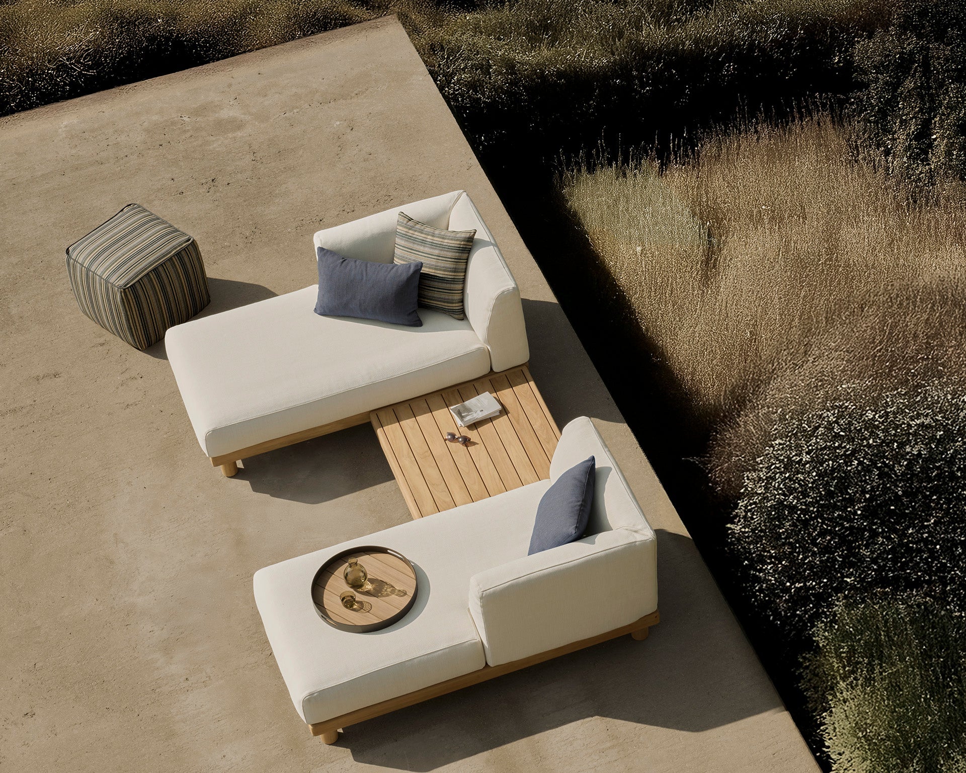Monocle outdoor modular sofa - teak - White fabric - day bed with L arm White Cliff Studio Outdoor Sofa