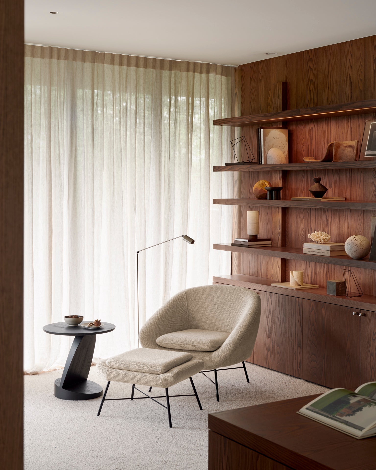 Oblic side table - varnished teak - black - round White Cliff Studio Side Table