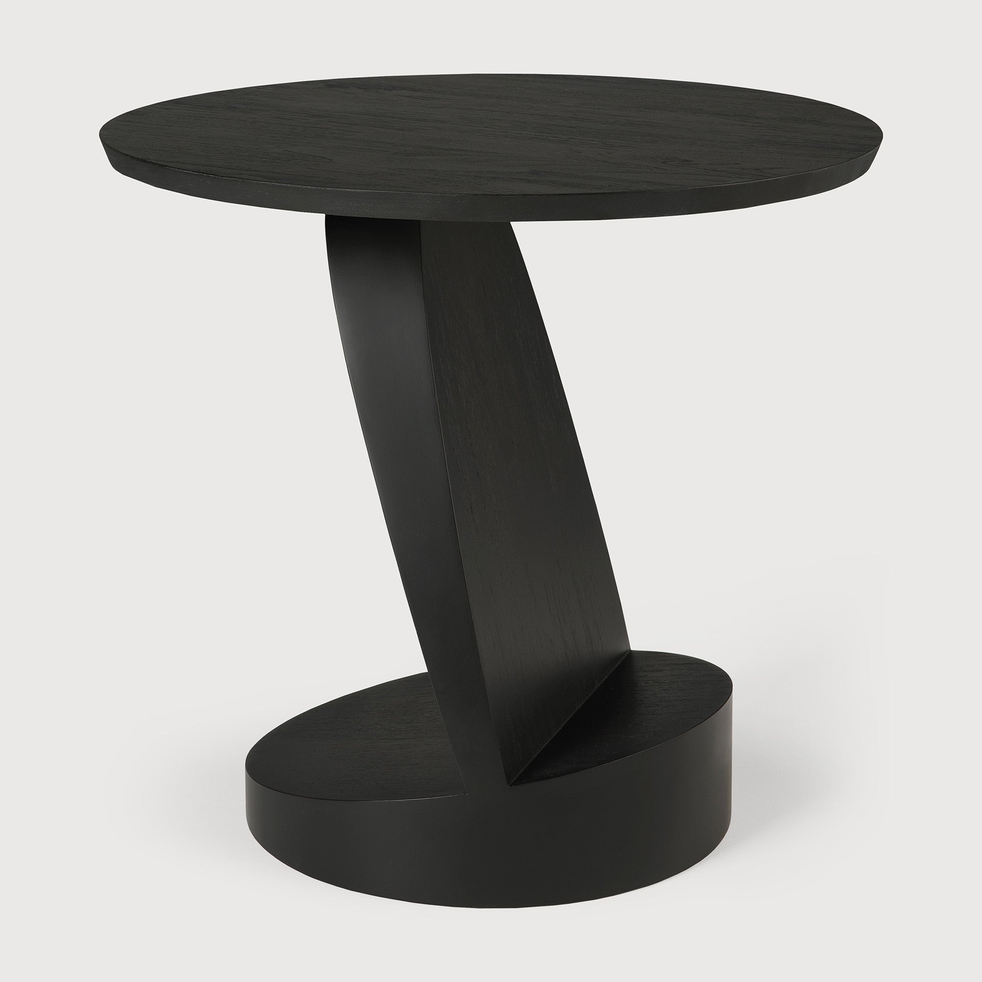 Oblic side table - varnished teak - black - round White Cliff Studio Side Table
