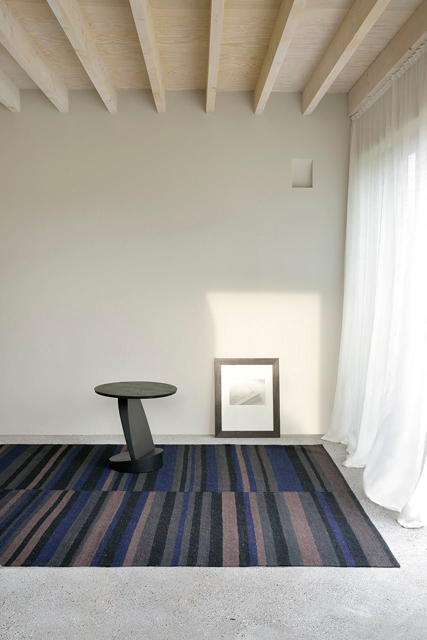 Oblic side table - varnished teak - black - round White Cliff Studio Side Table