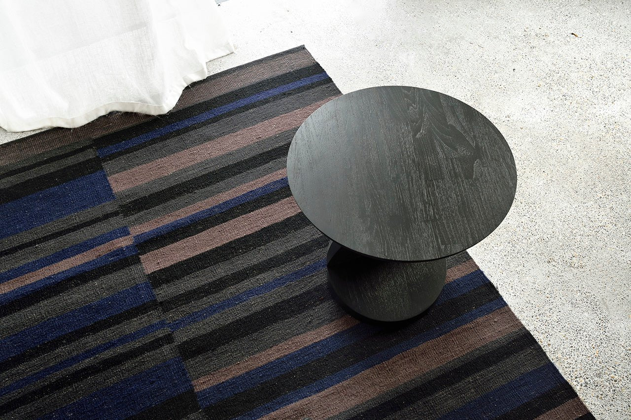 Oblic side table - varnished teak - black - round White Cliff Studio Side Table