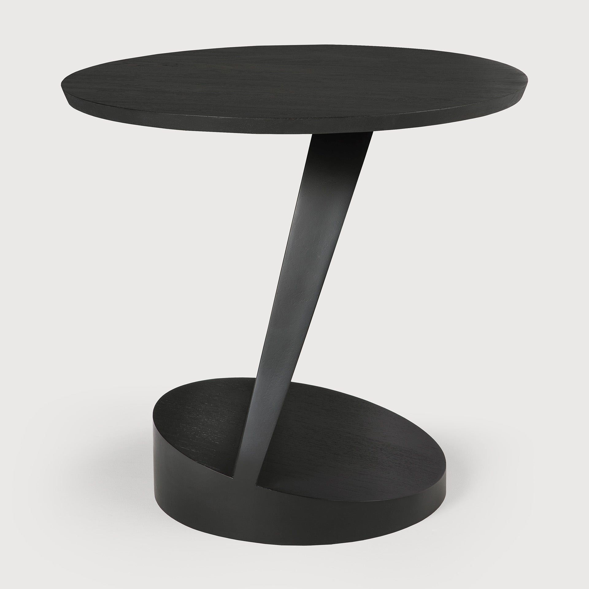 Oblic side table - varnished teak - black - round White Cliff Studio Side Table