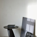 Oblic side table - varnished teak - black - round White Cliff Studio Side Table