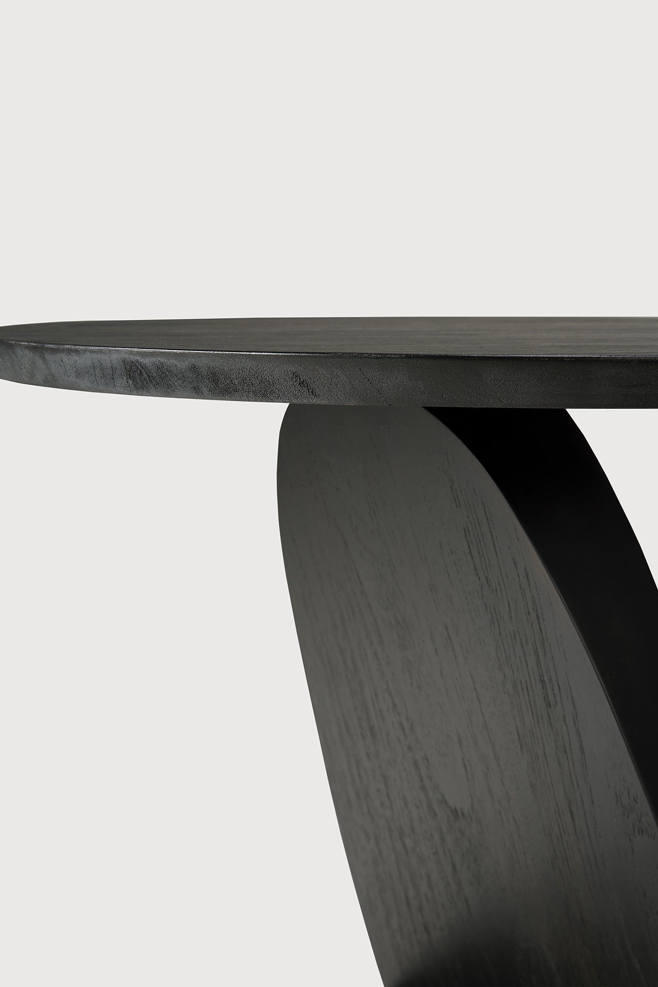 Oblic side table - varnished teak - black - round White Cliff Studio Side Table